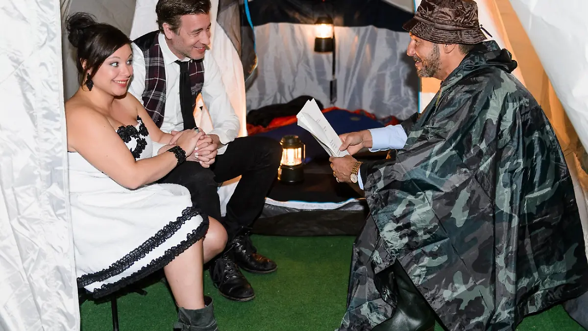 Nachdem sie wegen des starken Regens vom Festivalgelände geflüchtet sind, lassen sich Vanessa (Julia Augustin) und Christoph (Lars Korten) von Richard (Silvan-Pierre Leirich, r.) trauen und geben sich im Campingzelt das Ja-Wort...