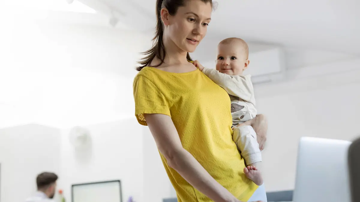 Symbolbilder - Junge Mutter arbeitet während der Kinderbetreuung im Home Office Mother holding baby daughter at laptop Mother holding baby daughter at laptop. PUBLICATIONxINxGERxSUIxHUNxONLY CAIAxIMAGE/SCIENCExPHOTOxLIBRARY F017/3623

Symbol Pictures Boy Mother works during the Child care in Home Office Mother Holding Baby Daughter AT Laptop Mother Holding Baby Daughter AT Laptop PUBLICATIONxINxGERxSUIxHUNxONLY CAIAxIMAGE SCIENCExPHOTOxLIBRARY F017 3623  