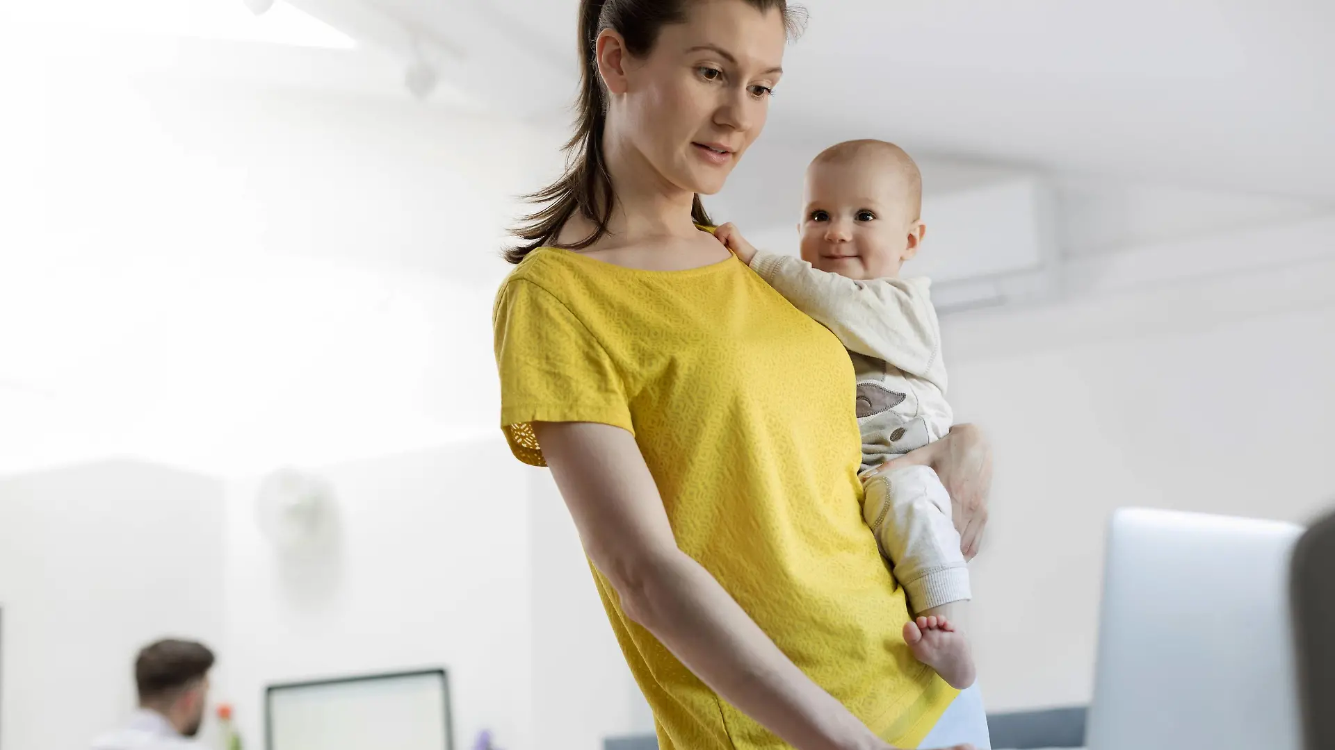 Symbolbilder - Junge Mutter arbeitet während der Kinderbetreuung im Home Office Mother holding baby daughter at laptop Mother holding baby daughter at laptop. PUBLICATIONxINxGERxSUIxHUNxONLY CAIAxIMAGE/SCIENCExPHOTOxLIBRARY F017/3623

Symbol Pictures Boy Mother works during the Child care in Home Office Mother Holding Baby Daughter AT Laptop Mother Holding Baby Daughter AT Laptop PUBLICATIONxINxGERxSUIxHUNxONLY CAIAxIMAGE SCIENCExPHOTOxLIBRARY F017 3623  