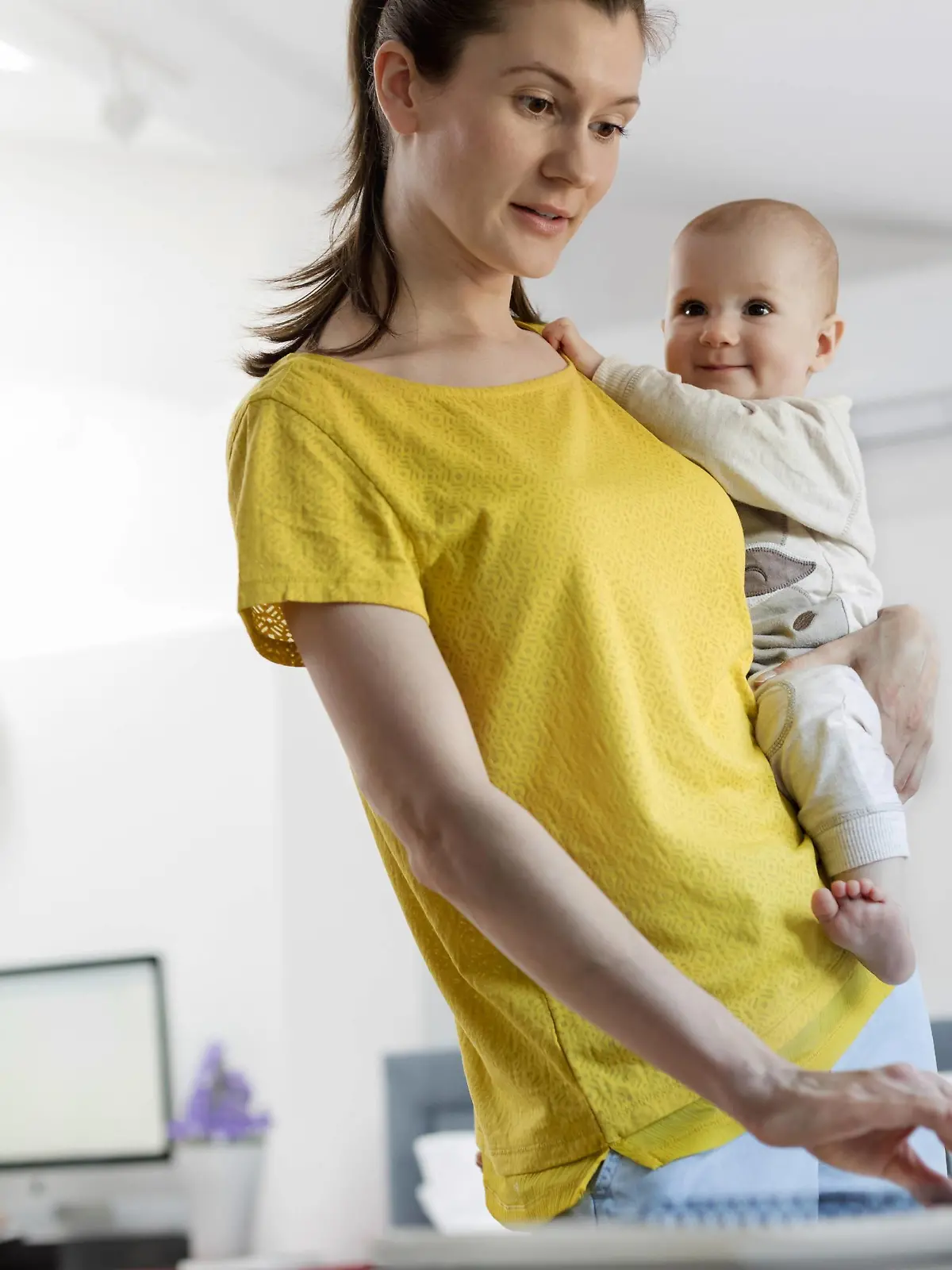 Symbolbilder - Junge Mutter arbeitet während der Kinderbetreuung im Home Office Mother holding baby daughter at laptop Mother holding baby daughter at laptop. PUBLICATIONxINxGERxSUIxHUNxONLY CAIAxIMAGE/SCIENCExPHOTOxLIBRARY F017/3623

Symbol Pictures Boy Mother works during the Child care in Home Office Mother Holding Baby Daughter AT Laptop Mother Holding Baby Daughter AT Laptop PUBLICATIONxINxGERxSUIxHUNxONLY CAIAxIMAGE SCIENCExPHOTOxLIBRARY F017 3623  