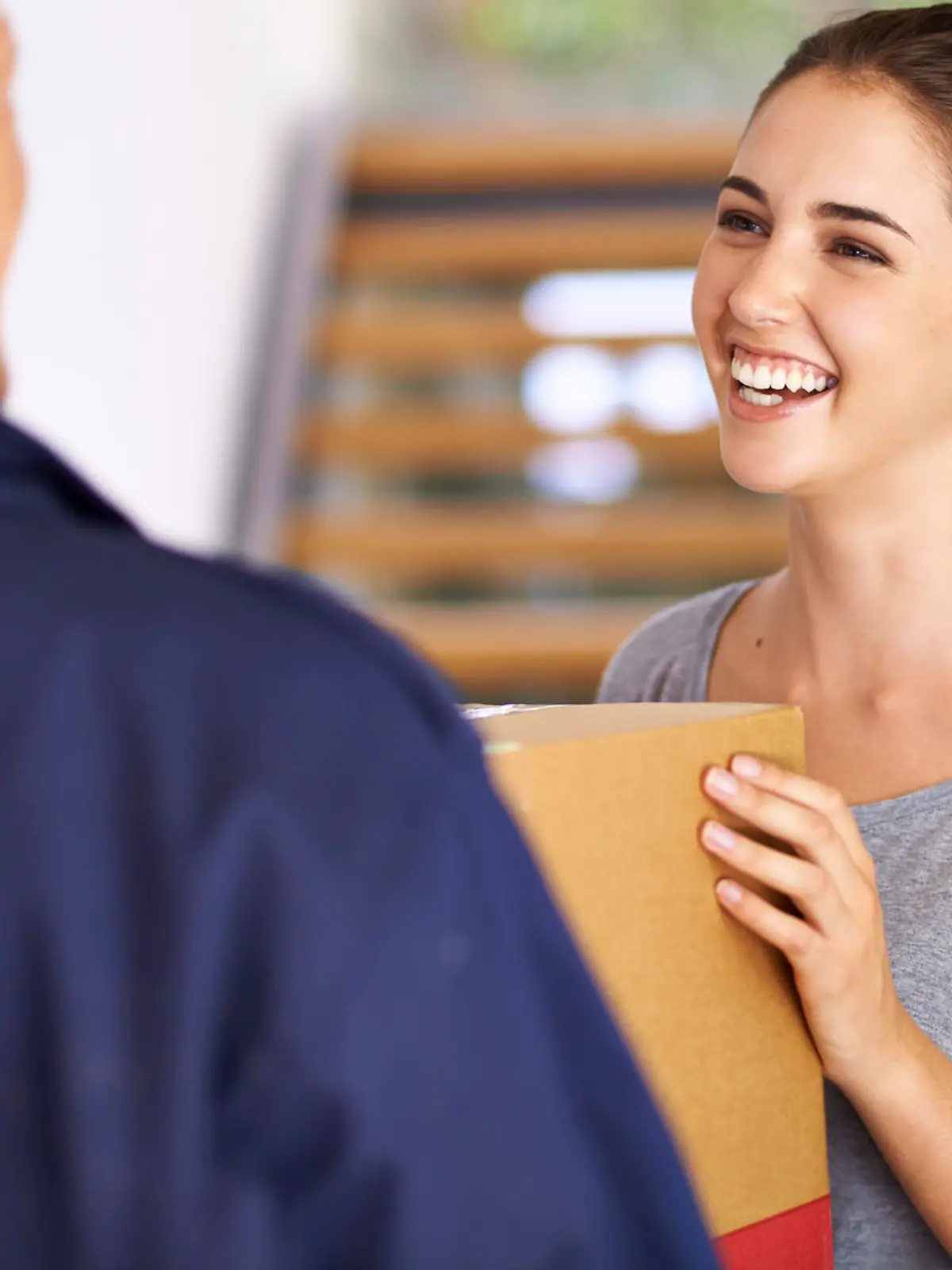 Shot of a courier making a delivery to a happy customerhttp://195.154.178.81/DATA/i_collage/pi/shoots/783389.jpg