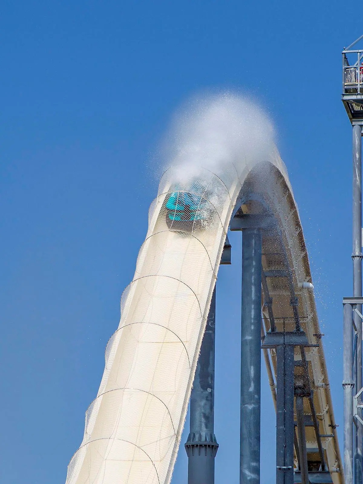 epa05464391 A handout picture obtained from Schlitterbahn Waterparks And Resorts on 08 August 2016 shows people riding the so-called Verrueckt water slide at the Schlitterbahn Kansas City Waterpark in Kansas City, Kansas, USA, 09 July 2014. According to news reports on 08 August 2016, a boy has been killed on the 51.2 meter high water slide, allegedly the tallest in the world, at the amusement park in Kansas City. The exact cause of death was not immediately known. EPA/SCHLITTERBAHN WATERPARKS AND RESORTS / HANDOUT MANDATORY CREDIT: SCHLITTERBAHN WATERPARKS AND RESORTS. HANDOUT EDITORIAL USE ONLY/NO SALES +++(c) dpa - Bildfunk+++