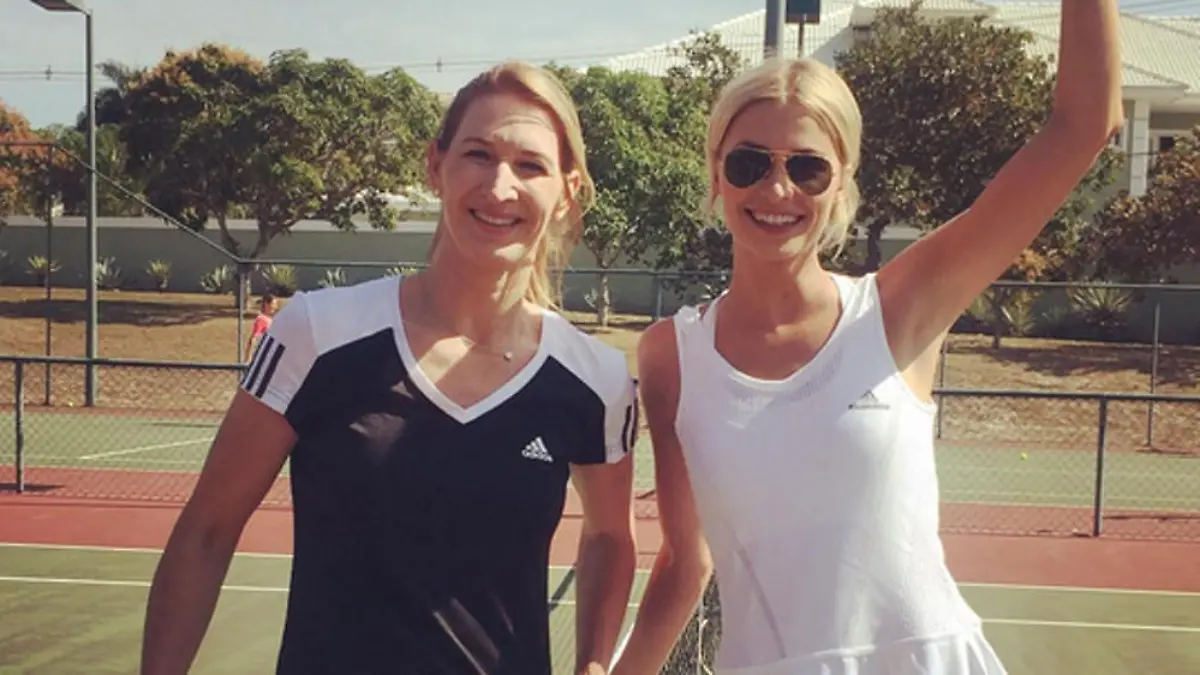 Steffi Graf (l.) und Lena Gercke hatten auf dem Tennisplatz sichtlich Spaß