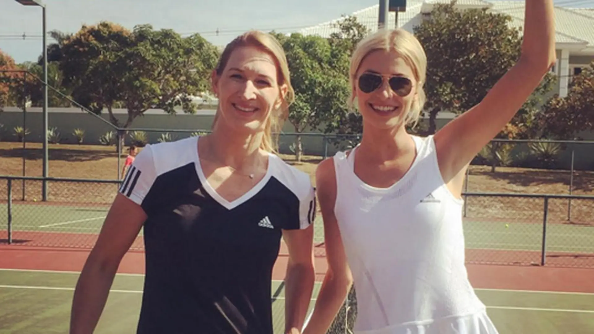 Steffi Graf (l.) und Lena Gercke hatten auf dem Tennisplatz sichtlich Spaß