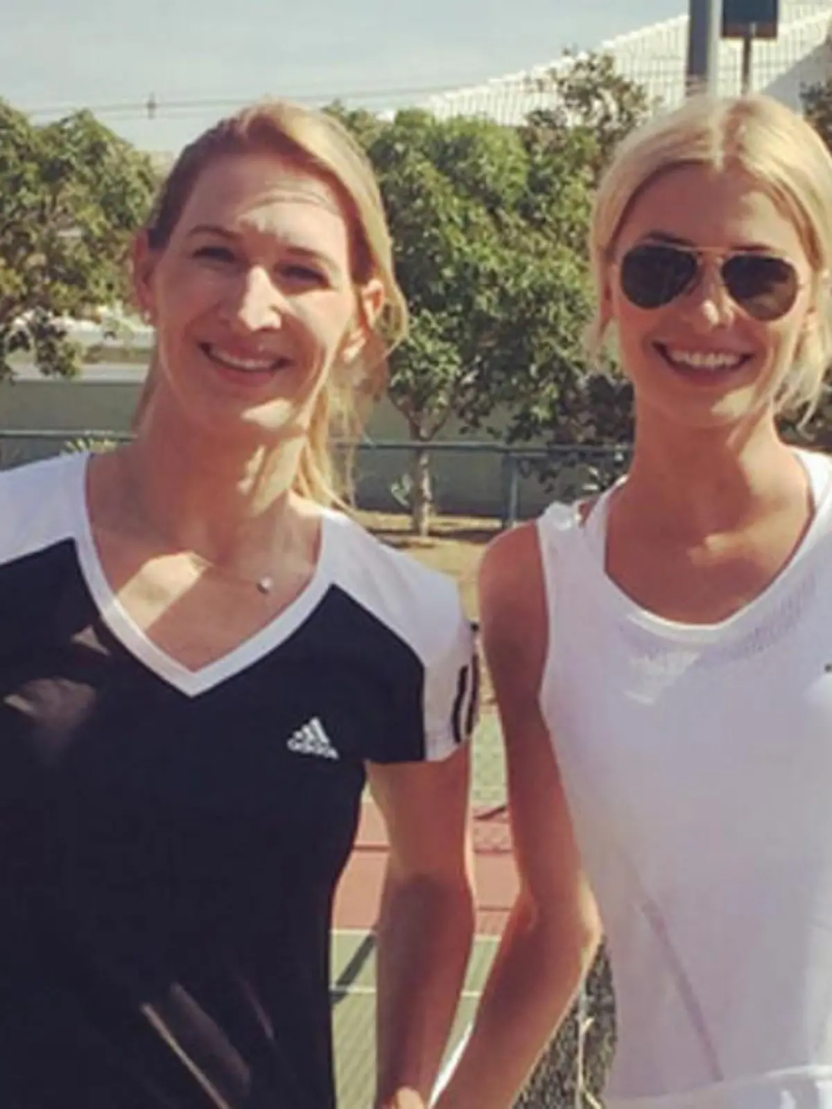 Steffi Graf (l.) und Lena Gercke hatten auf dem Tennisplatz sichtlich Spaß