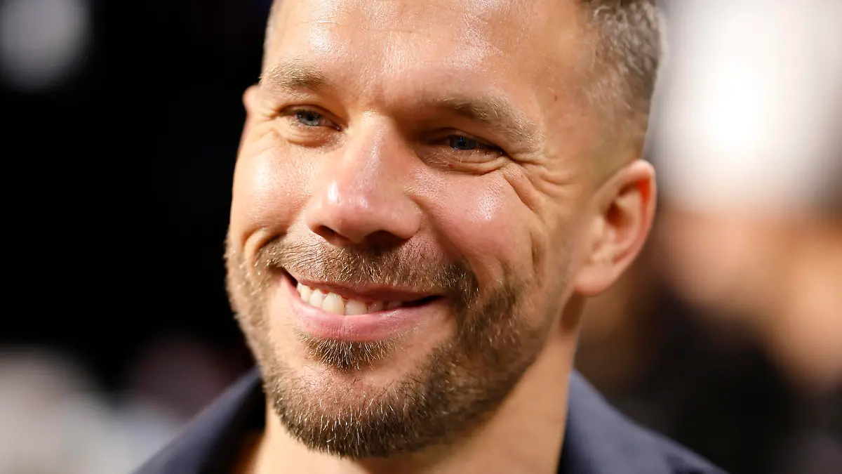  Fußballer Lukas Podolski bei der Eröffnung einer weiteren Filiale seiner Döner-Kette Mangal Döner . Hürth, 30.12.2022 NRW Deutschland *** Footballer Lukas Podolski at the opening of another branch of his kebab chain Mangal Döner Hürth, 30 12 2022 NRW Germany Copyright: xChristophxHardtx