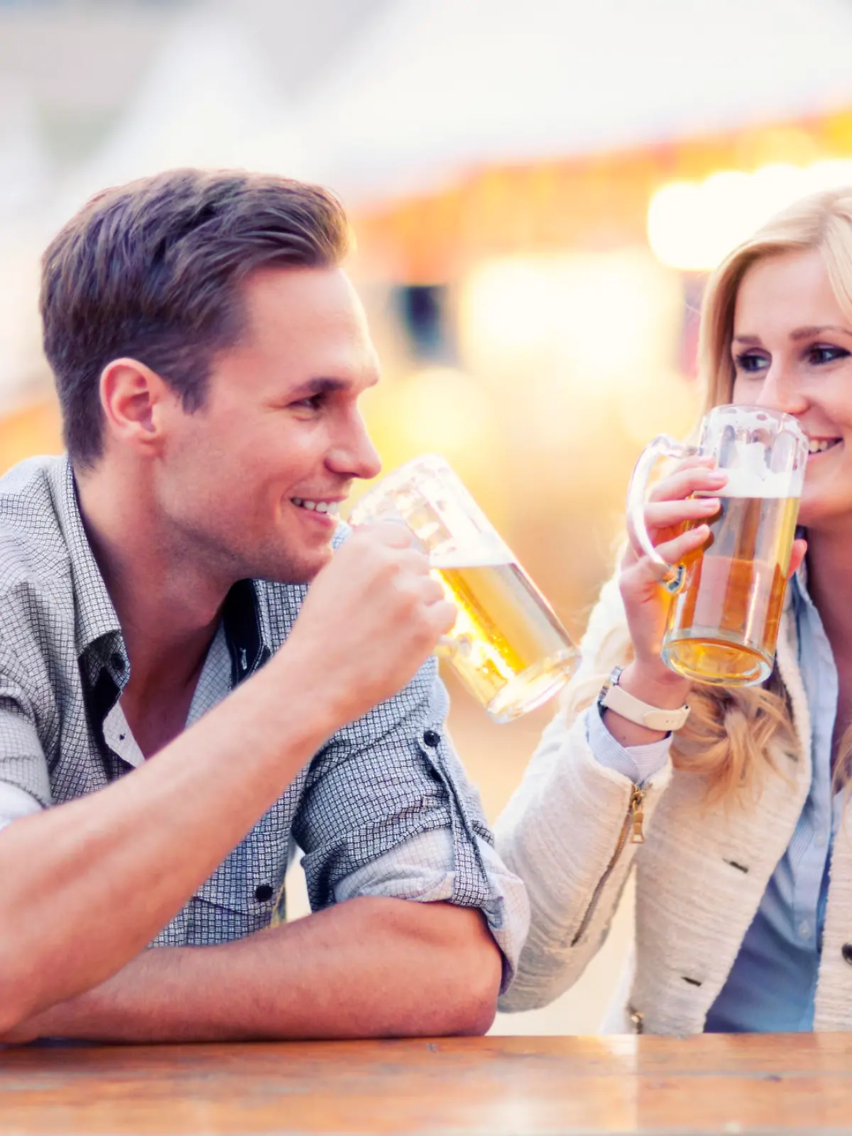 Bild zu: "Alkoholkonsum von Paaren stärkt die Beziehung"
