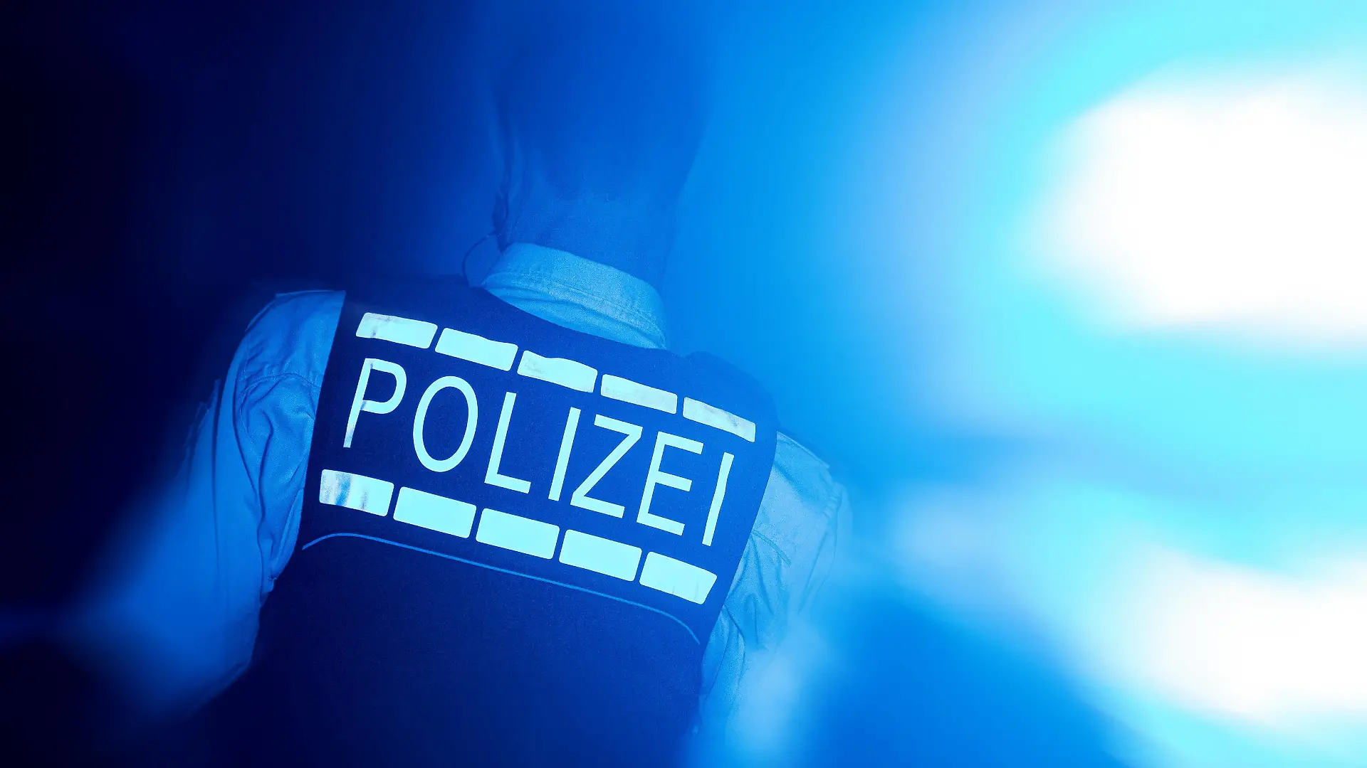 Symbolbild mit einem Polizisten und Blaulicht Stuttgart *** Symbol picture with a policeman and blue light Stuttgart Copyright: xMarcxGruberx