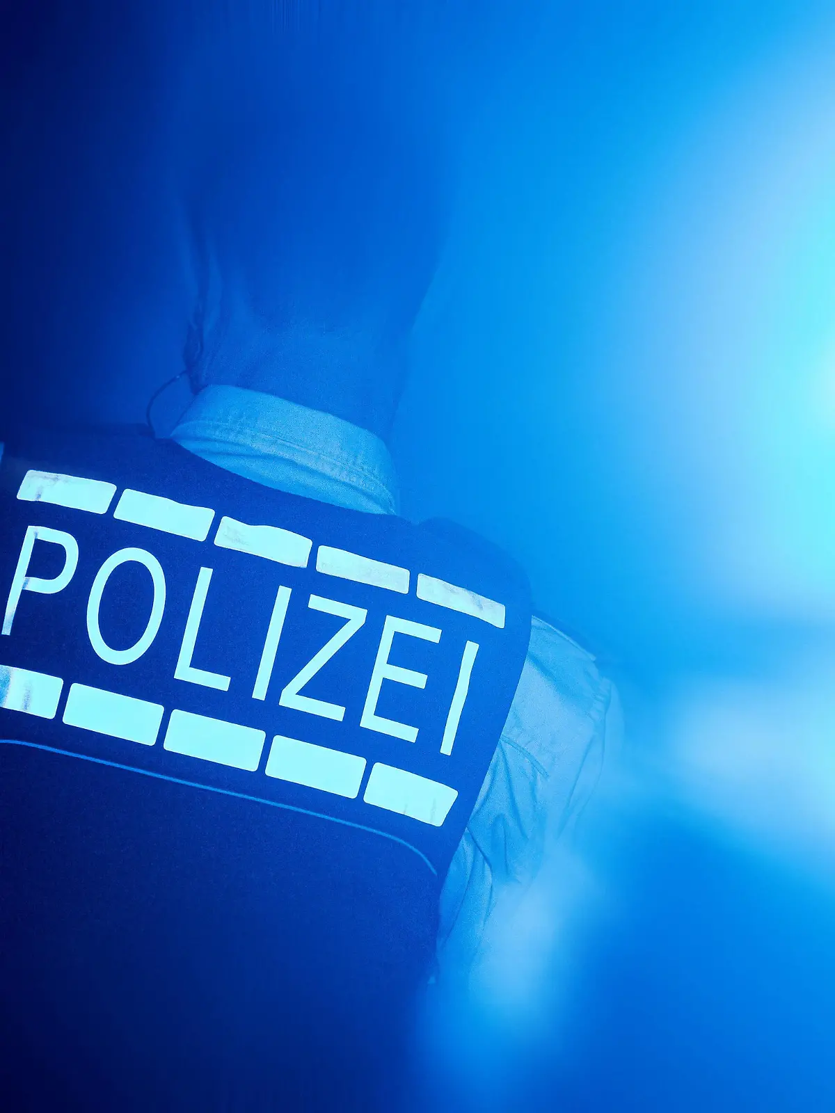  Symbolbild mit einem Polizisten und Blaulicht Stuttgart *** Symbol picture with a policeman and blue light Stuttgart Copyright: xMarcxGruberx
