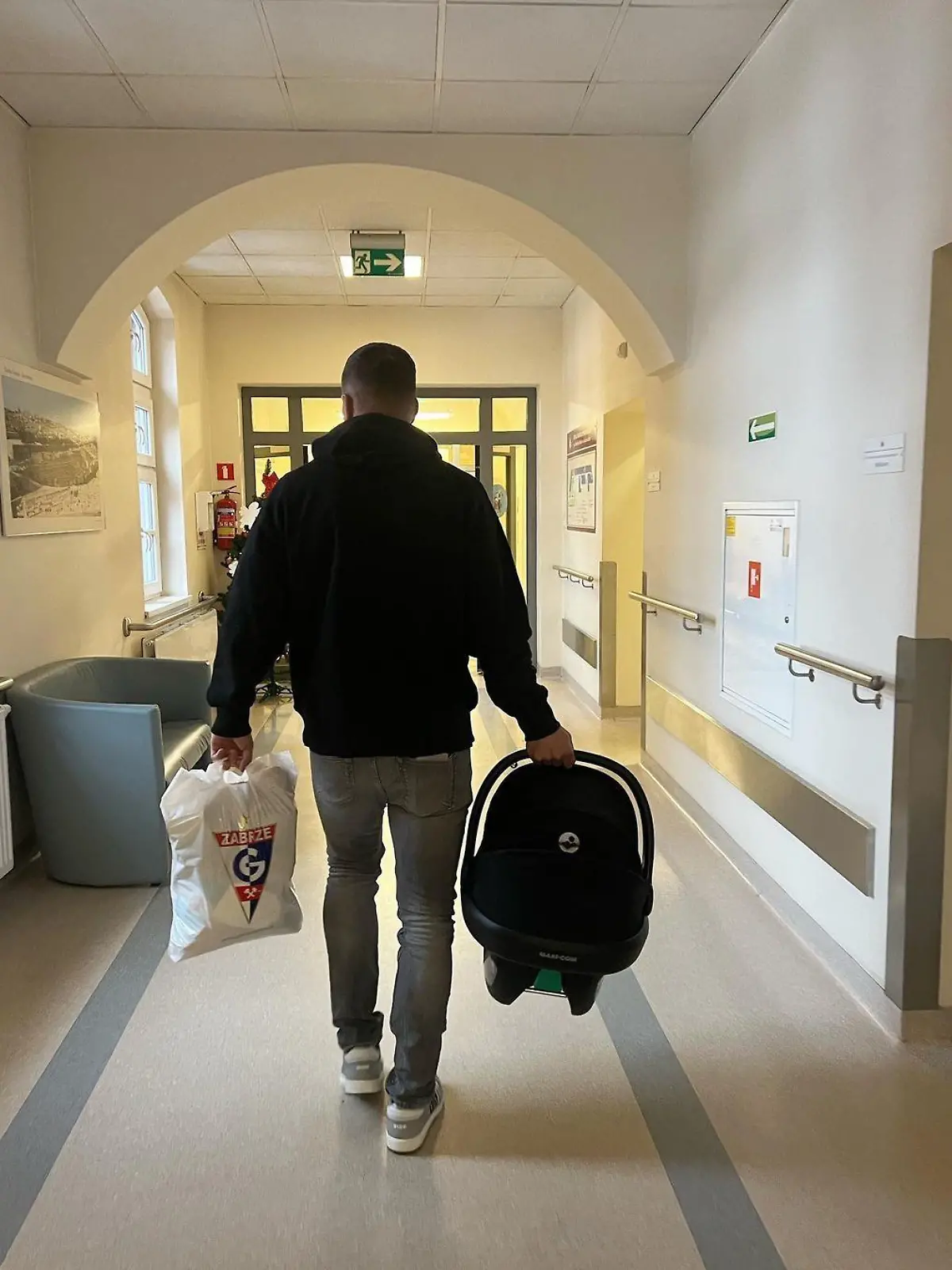 Lukas Podolski verlässt mit seiner Tochter das Krankenhaus.