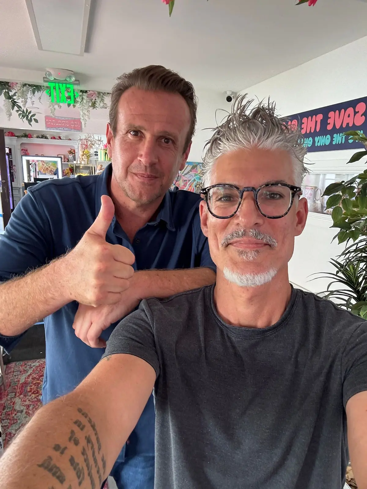 Jason Segel und Chris Töpperwien im „Schatzi’s” in Los Angeles. 