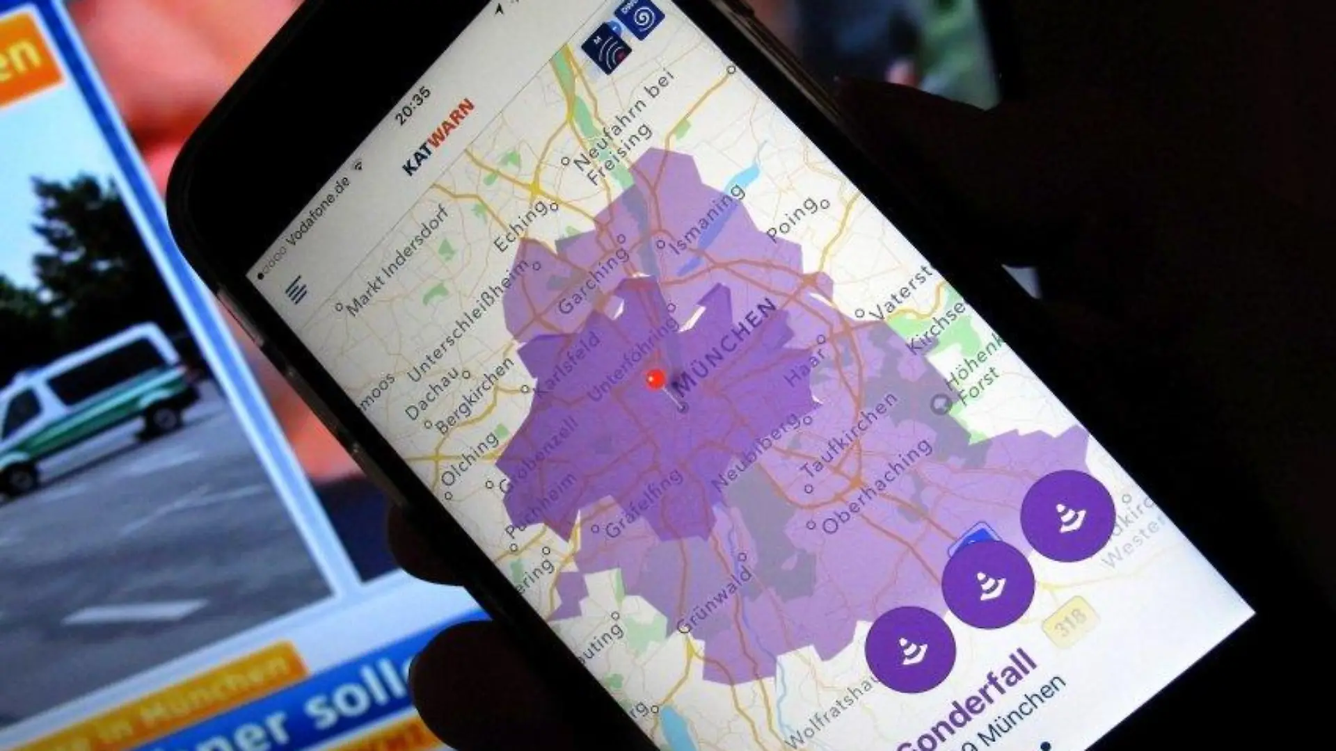 Auf dem Smartphone-Warnsystem Katwarn am 22.07.2016 ist München (Bayern) lila markiert. Die Landeshauptstadt hat den «Sonderfall» wegen einer «Amoklage» ausgerufen. Die Bürger wurden über Katwarn aufgefordert, ihre Wohnungen nicht zu verlassen. Foto: Stephan Jansen/dpa +++(c) dpa - Bildfunk+++