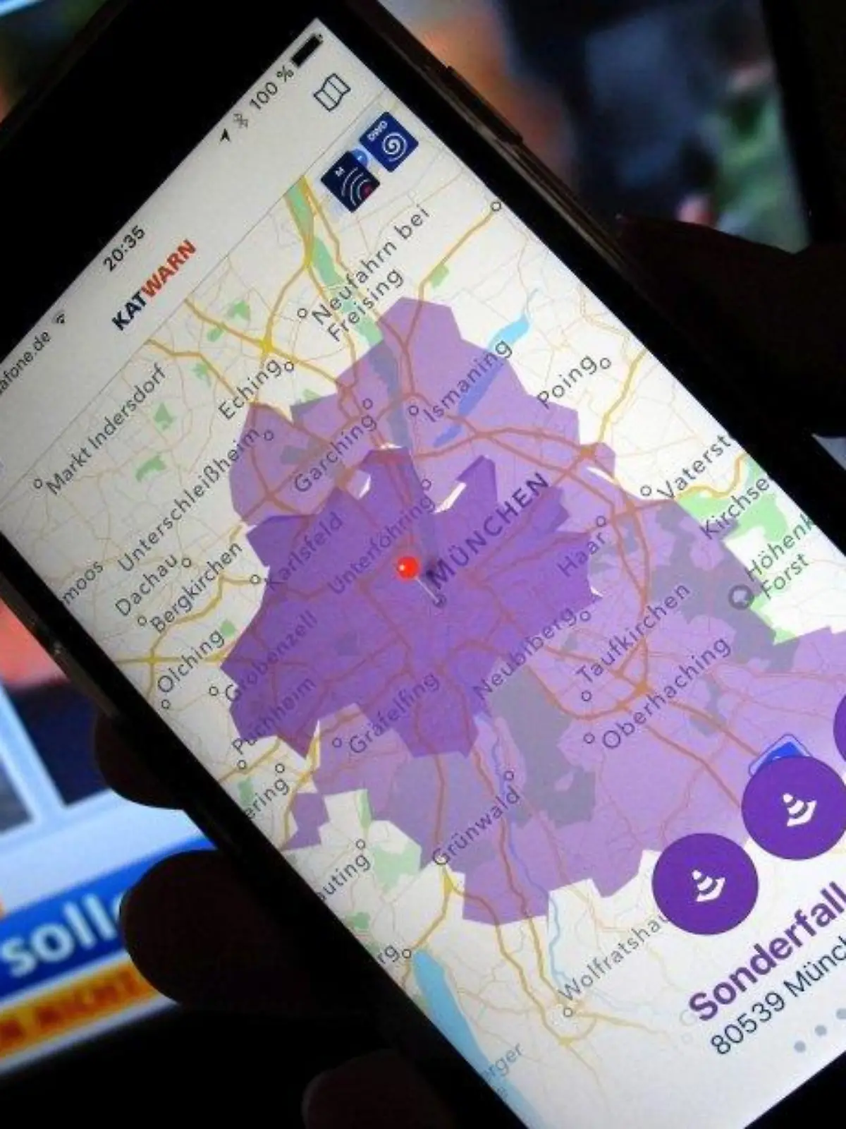 Auf dem Smartphone-Warnsystem Katwarn am 22.07.2016 ist MÃ¼nchen (Bayern) lila markiert. Die Landeshauptstadt hat den Â«SonderfallÂ» wegen einer Â«AmoklageÂ» ausgerufen. Die BÃ¼rger wurden Ã¼ber Katwarn aufgefordert, ihre Wohnungen nicht zu verlassen. Foto: Stephan Jansen/dpa +++(c) dpa - Bildfunk+++