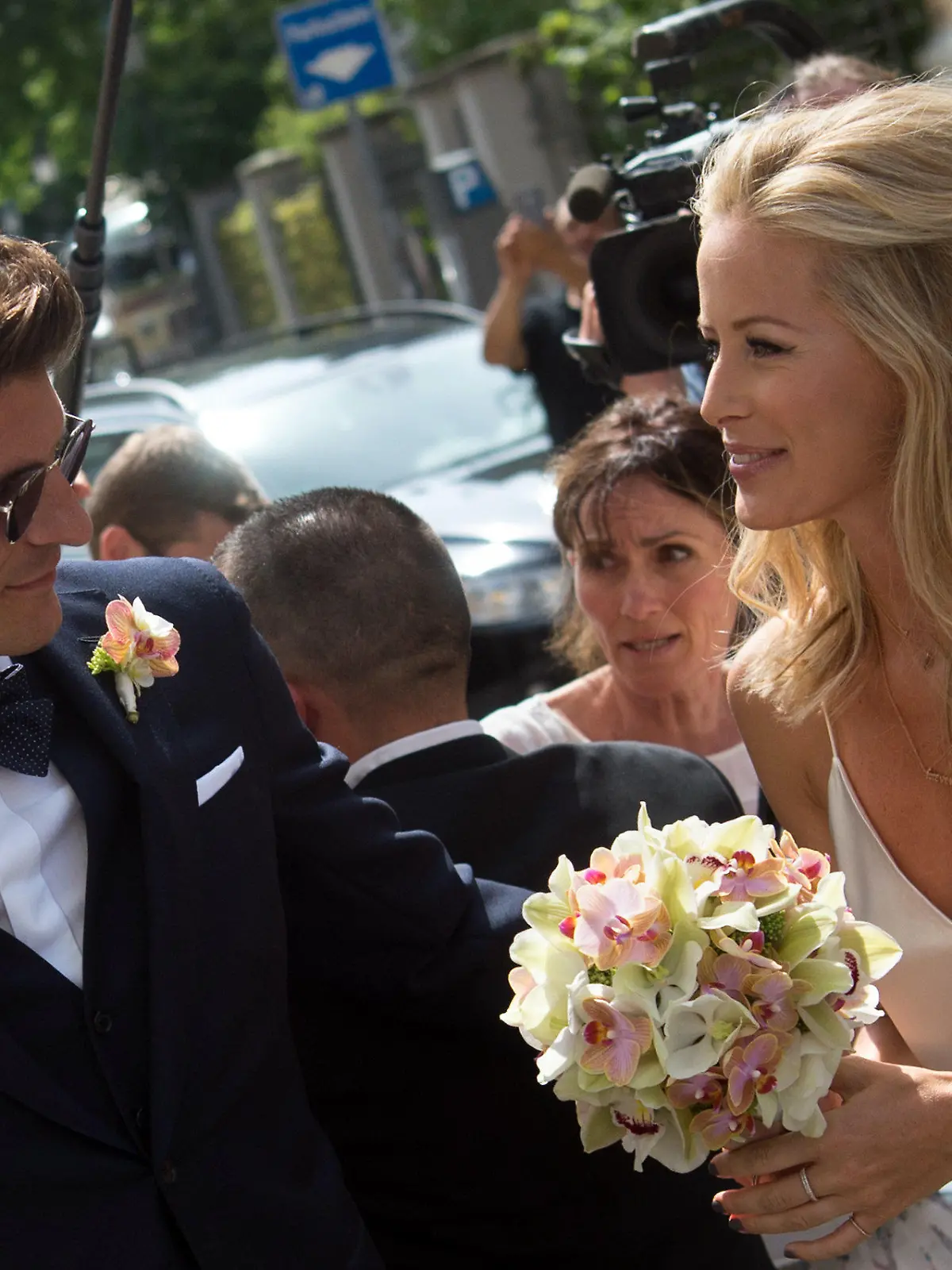 ARCHIV - Der Fußballer Mario Gomez (l) und seine künftige Frau Carina treffen am 22.07.2016 am Standesamt Schwabing in München (Bayern) zu ihrer standesamtlichen Trauung ein. Foto: Matthias Balk/dpa (zu dpa «Nationalspieler Gomez musste Hochzeitsfeier nach Amoklauf verschieben» vom 25.07.2016) +++(c) dpa - Bildfunk+++