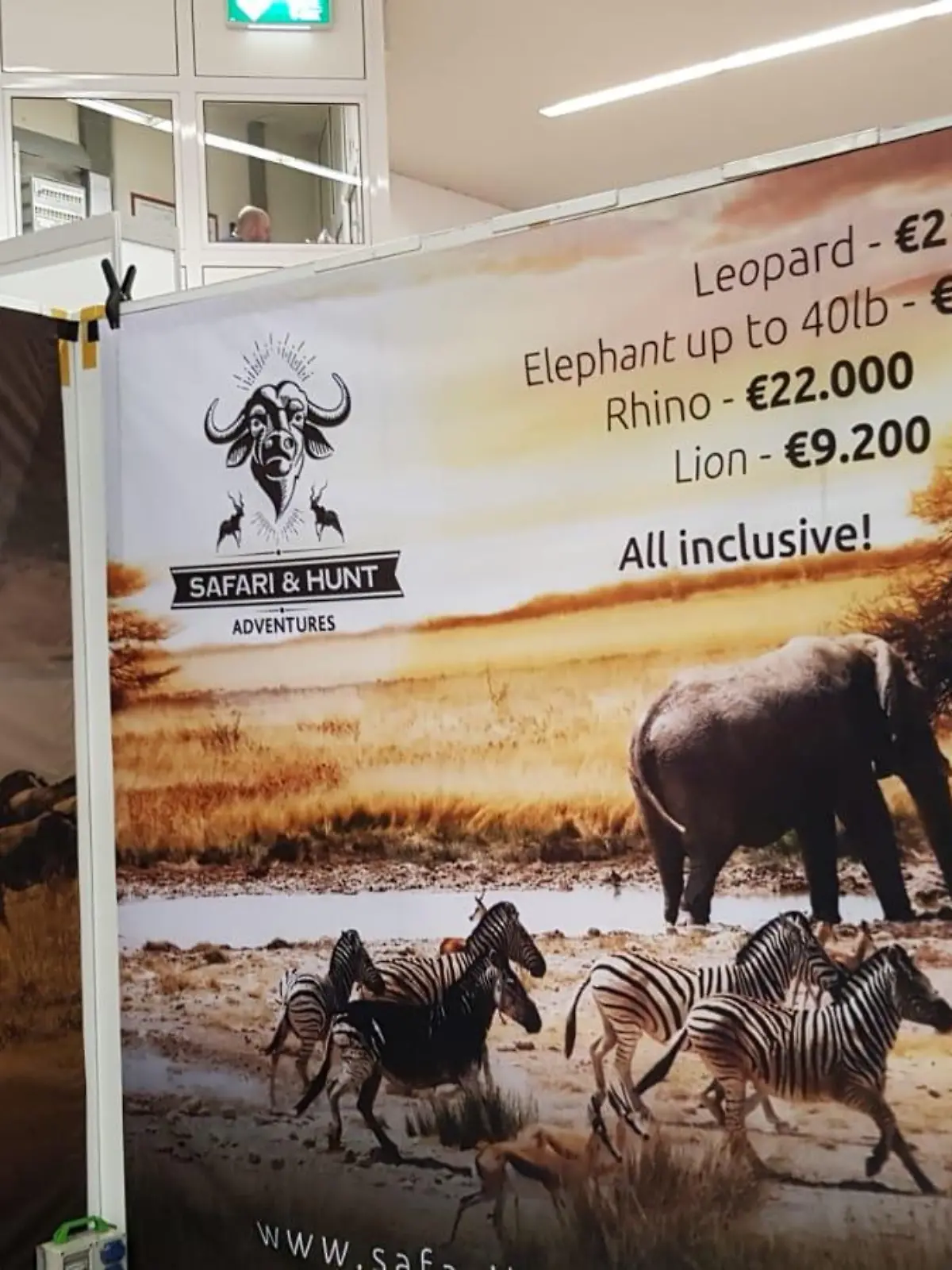 Auf der Messe "Hund und Jagd" werden Reisen nach Afrika angeboten, auf denen man auch Tiere erschießen darf, die zu bedrohten Arten zählen.