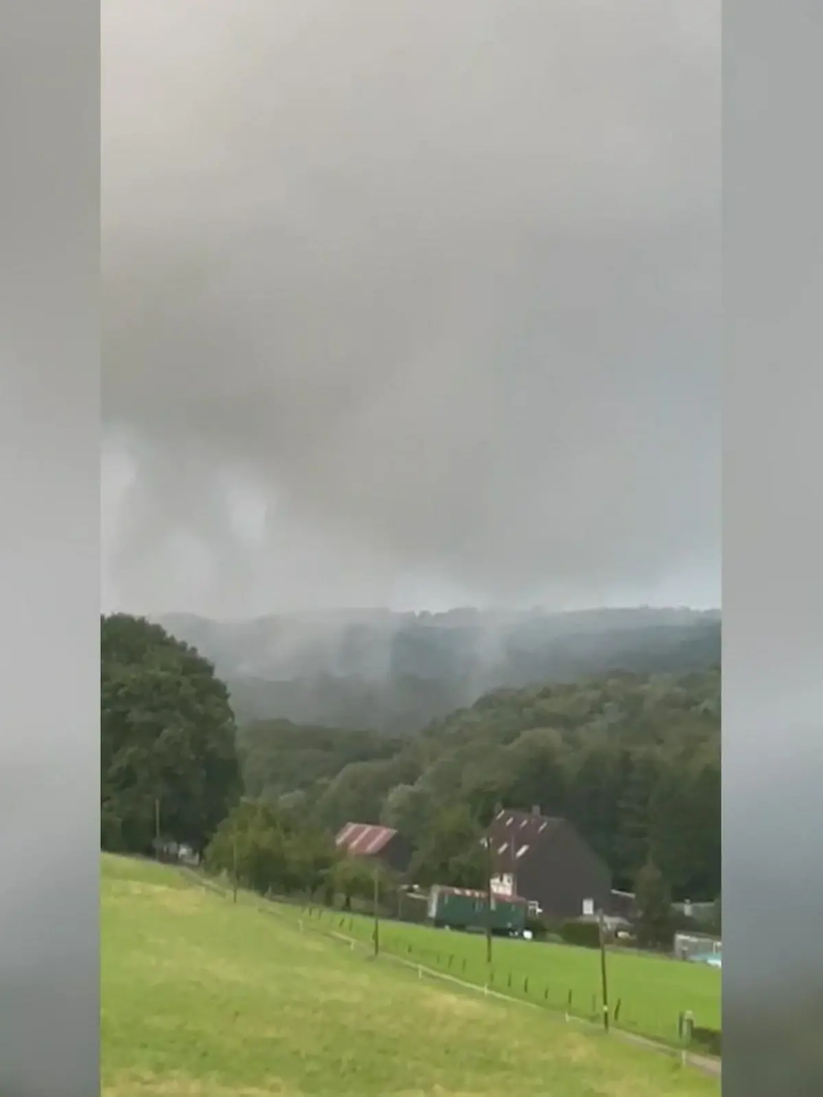 Spektakulärer Tornado über Wuppertal: Die Windhose ist am Mittwoch über den Stadtteil Dönberg gezogen und hat Bäume entwurzelt und die Dächer mehrerer Häuser stark beschädigt. Ein Handyvideo zeigt die plötzlich rotierende Trichterwolke.