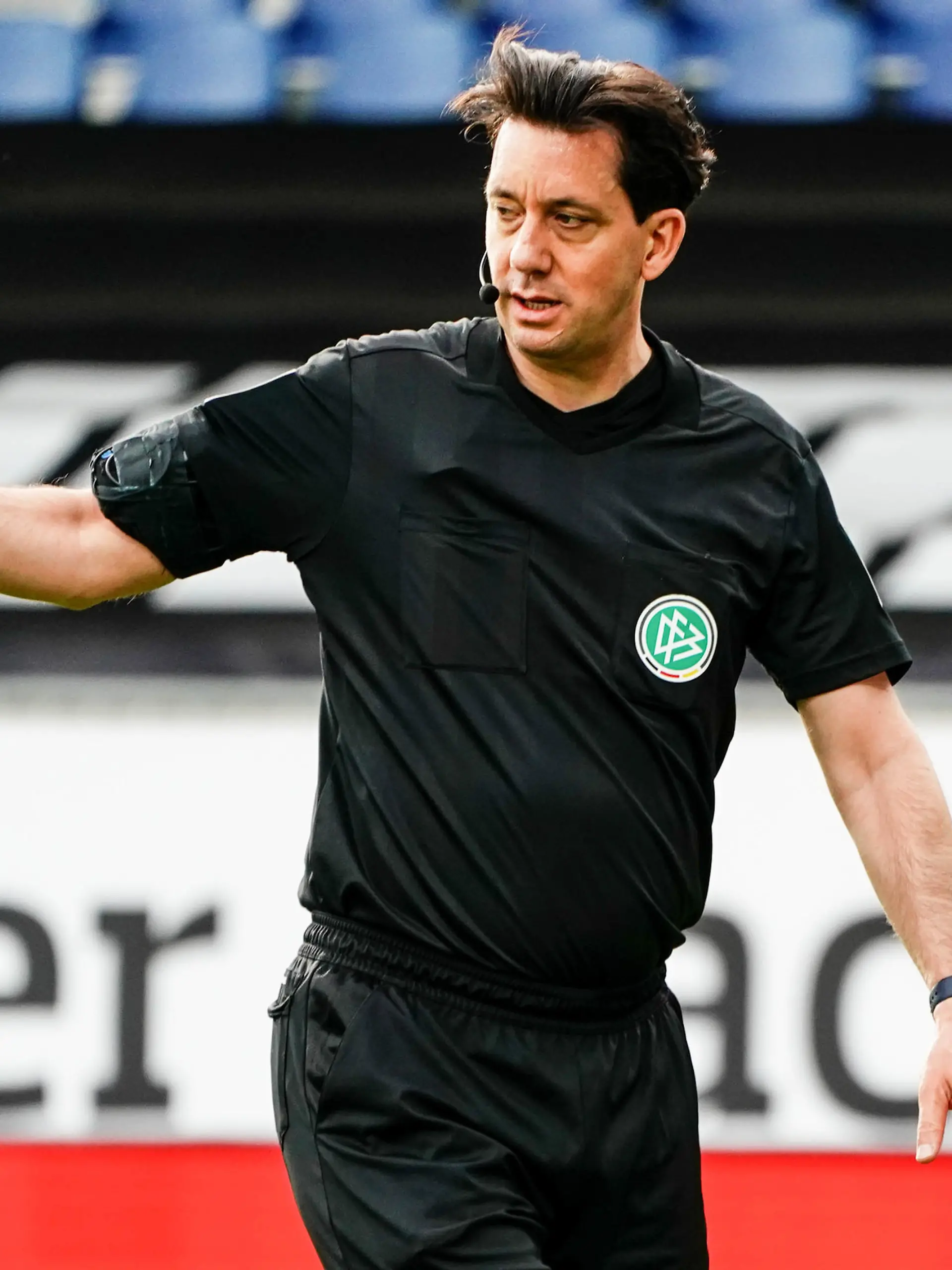 ARCHIV - 10.05.2021, Schleswig-Holstein, Kiel: Fußball: 2. Bundesliga, Holstein Kiel - Hannover 96, 26. Spieltag. Schiedsrichter Manuel Gräfe leitet das Spiel. Im Streit um sein altersbedingtes Ausscheiden als Spitzenschiedsrichter zwischen Manuel Gräfe und dem Deutschen Fußball-Bund steht an diesem Mittwoch (14:00 Uhr) ein Verkündungstermin des Landgerichts Frankfurt/Main an.   (zu dpa: «Verkündungstermin im Gerichtsstreit zwischen Ex-Referee Gräfe und DFB») Foto: Axel Heimken/dpa +++ dpa-Bildfunk +++