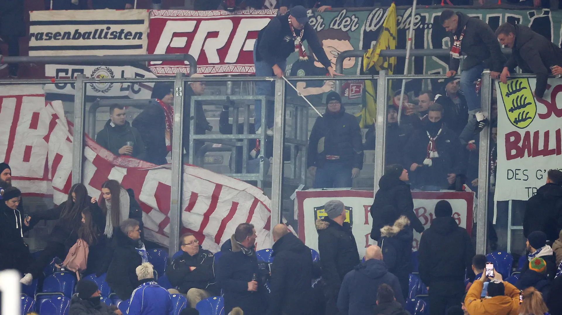 Schalke - RB Leipzig / 24.01.2023 Gelsenkirchen, 24.01.2023, Veltins-Arena, Fussball, BuLi, Spieltag 17 , FC Schalke 04 vs. RB Leipzig 1:6 0:4 , Im Bild: Fans von RB Leipzig. Konfrontation mit Schalke Fans. , *** Schalke RB Leipzig 24 01 2023 Gelsenkirchen, 24 01 2023, Veltins Arena, football, BuLi, Matchday 17 , FC Schalke 04 vs RB Leipzig 1 6 0 4 , In the picture fans of RB Leipzig confrontation with Schalke fans , Picture Point