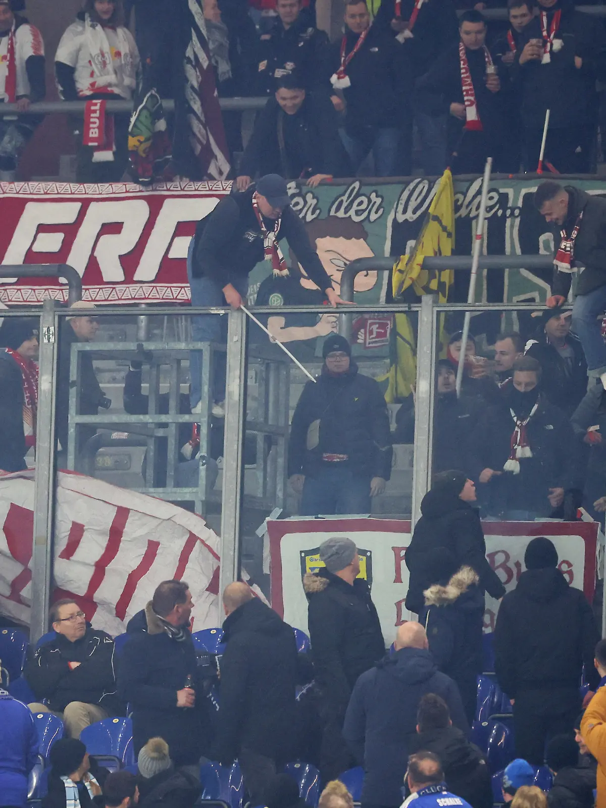 Schalke - RB Leipzig / 24.01.2023 Gelsenkirchen, 24.01.2023, Veltins-Arena, Fussball, BuLi, Spieltag 17 , FC Schalke 04 vs. RB Leipzig 1:6 0:4 , Im Bild: Fans von RB Leipzig. Konfrontation mit Schalke Fans. , *** Schalke RB Leipzig 24 01 2023 Gelsenkirchen, 24 01 2023, Veltins Arena, football, BuLi, Matchday 17 , FC Schalke 04 vs RB Leipzig 1 6 0 4 , In the picture fans of RB Leipzig confrontation with Schalke fans , Picture Point