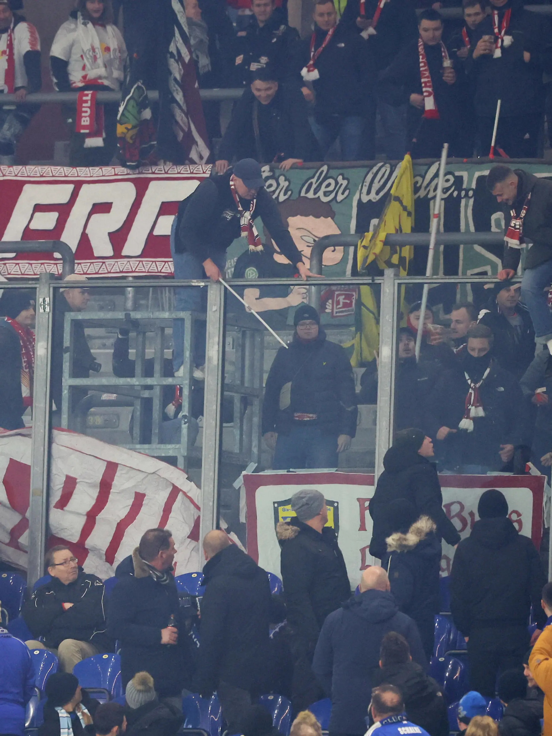 Schalke - RB Leipzig / 24.01.2023 Gelsenkirchen, 24.01.2023, Veltins-Arena, Fussball, BuLi, Spieltag 17 , FC Schalke 04 vs. RB Leipzig 1:6 0:4 , Im Bild: Fans von RB Leipzig. Konfrontation mit Schalke Fans. , *** Schalke RB Leipzig 24 01 2023 Gelsenkirchen, 24 01 2023, Veltins Arena, football, BuLi, Matchday 17 , FC Schalke 04 vs RB Leipzig 1 6 0 4 , In the picture fans of RB Leipzig confrontation with Schalke fans , Picture Point