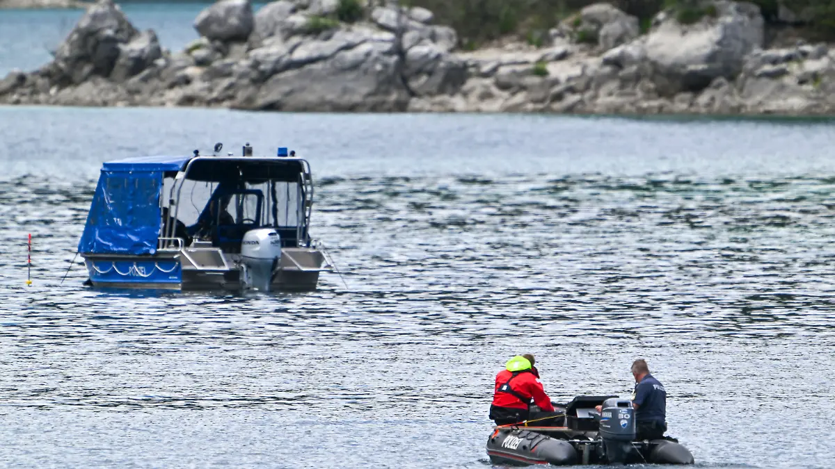 Polizeitaucher mit Booten suchen auf dem Eibsee nach zwei vermissten Personen. Ein 33 Jahre alter Mann und sein sechsjähriger Sohn sind nach Polizeiangaben in dem See untergegangen. Sie waren auf einem Tretboot unterwegs.
