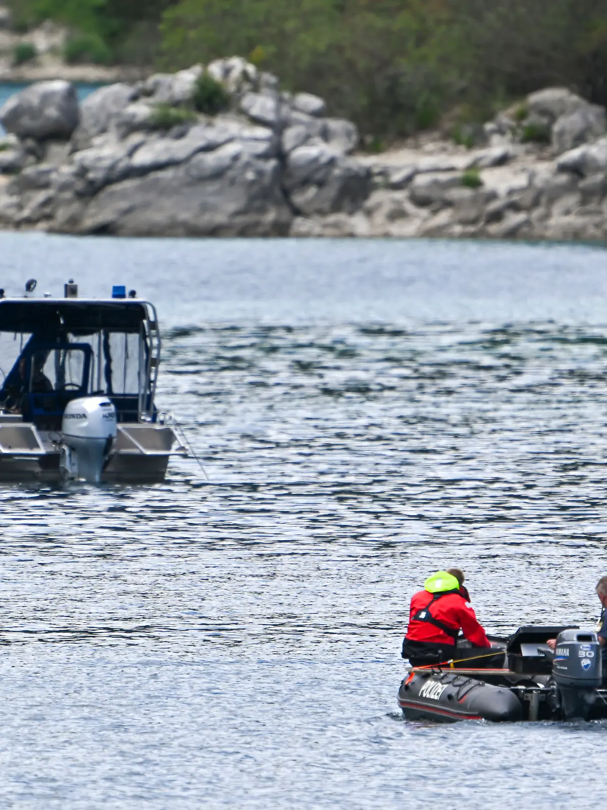 Polizeitaucher mit Booten suchen auf dem Eibsee nach zwei vermissten Personen. Ein 33 Jahre alter Mann und sein sechsjähriger Sohn sind nach Polizeiangaben in dem See untergegangen. Sie waren auf einem Tretboot unterwegs.