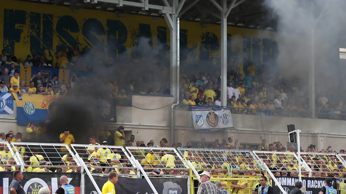 DFB-Pokal: 1. FC Lok Leipzig vs. SG Eintracht Frankfurt, 13.08.23 Rauchtopf auf dem Lok-Dammsitz. Pyrotechnik. Fussball, DFB-Pokal 2023/2024, 1. Runde: 1. FC Lok Leipzig vs. SG Eintracht Frankfurt am 13.08.23 im Bruno-Plache-Stadion, Leipzig. DFL REGULATIONS PROHIBIT ANY USE OF PHOTOGRAPHS AS IMAGE SEQUENCES AND/OR QUASI-VIDEO. *** DFB Pokal 1 FC Lok Leipzig vs SG Eintracht Frankfurt, 13 08 23 Smoke pot on the Lok Dam seat Pyrotechnics Football, DFB Pokal 2023 2024, 1 Round 1 FC Lok Leipzig vs SG Eintracht Frankfurt on 13 08 23 at Bruno Plache Stadium, Leipzig DFL REGULATIONS PROHIBIT ANY USE OF PHOTOGRAPHS AS IMAGE SEQUENCES AND OR QUASI VIDEO Copyright: xBEAUTIFULxSPORTS/JanxKaeferx