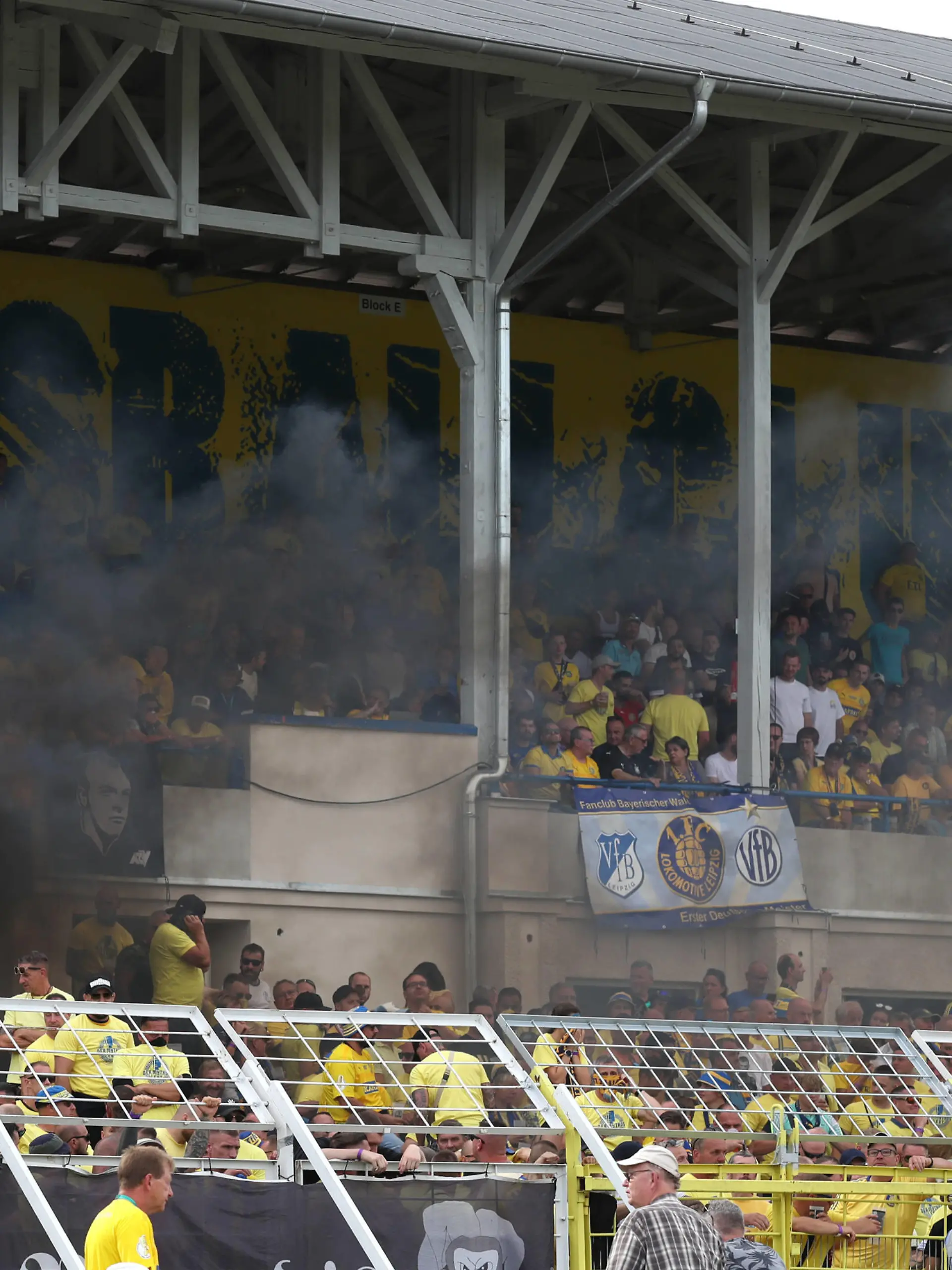 DFB-Pokal: 1. FC Lok Leipzig vs. SG Eintracht Frankfurt, 13.08.23 Rauchtopf auf dem Lok-Dammsitz. Pyrotechnik. Fussball, DFB-Pokal 2023/2024, 1. Runde: 1. FC Lok Leipzig vs. SG Eintracht Frankfurt am 13.08.23 im Bruno-Plache-Stadion, Leipzig. DFL REGULATIONS PROHIBIT ANY USE OF PHOTOGRAPHS AS IMAGE SEQUENCES AND/OR QUASI-VIDEO. *** DFB Pokal 1 FC Lok Leipzig vs SG Eintracht Frankfurt, 13 08 23 Smoke pot on the Lok Dam seat Pyrotechnics Football, DFB Pokal 2023 2024, 1 Round 1 FC Lok Leipzig vs SG Eintracht Frankfurt on 13 08 23 at Bruno Plache Stadium, Leipzig DFL REGULATIONS PROHIBIT ANY USE OF PHOTOGRAPHS AS IMAGE SEQUENCES AND OR QUASI VIDEO Copyright: xBEAUTIFULxSPORTS/JanxKaeferx