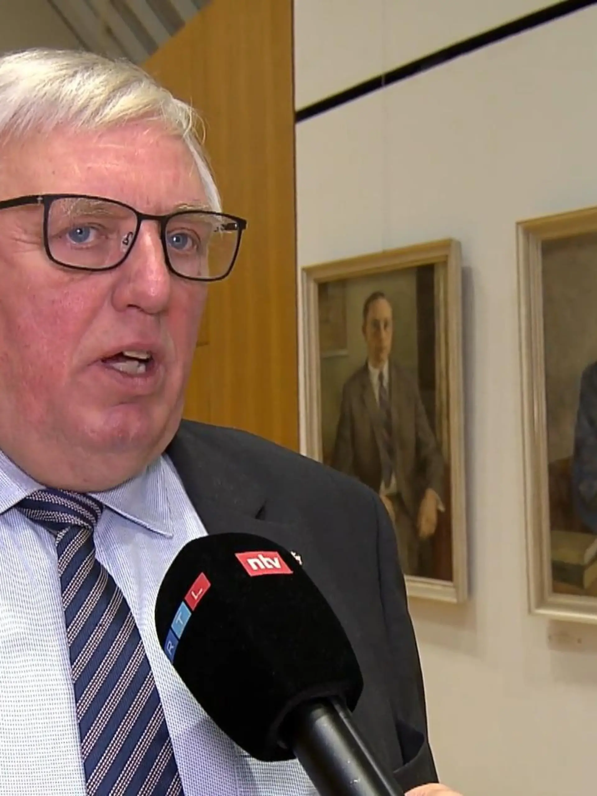 RTL-WEST Reporterin Saskia Gaebel hat heute mit dem NRW-Gesundheitsminister Karl-Josef Laumann gesprochen. In dem Interview geht es unter anderem um die gefallene Isolationspflicht und falsche Entscheidungen während der Corona-Pandemie.