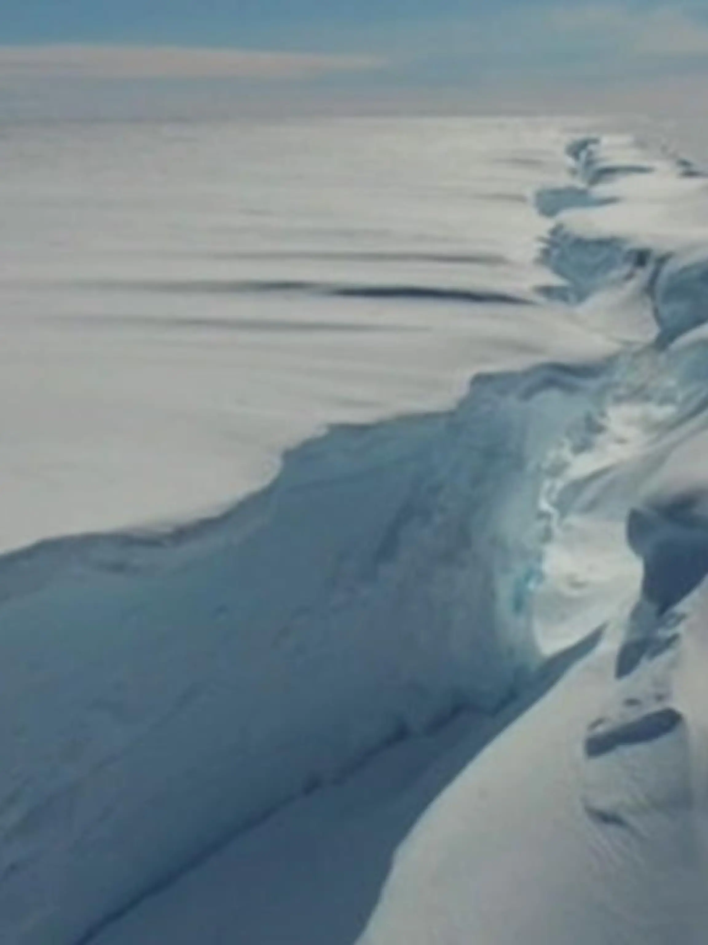 Mensch ist der riesig: Mit rund 1550 Quadratkilometer ist der Eisberg fast so groß wie die Millionenstadt London samt Außenbezirken und fast doppelt so groß wie die Hauptstadt Berlin! Während einer Springflut hat sich diese Eisschicht vom sogenannten Brunt-Eisschelf in der Antarktis gelöst, teilte die Polarforschungsorganisation British Antarctic Survey (BAS) mit. Die faszinierenden Bilder im Video.