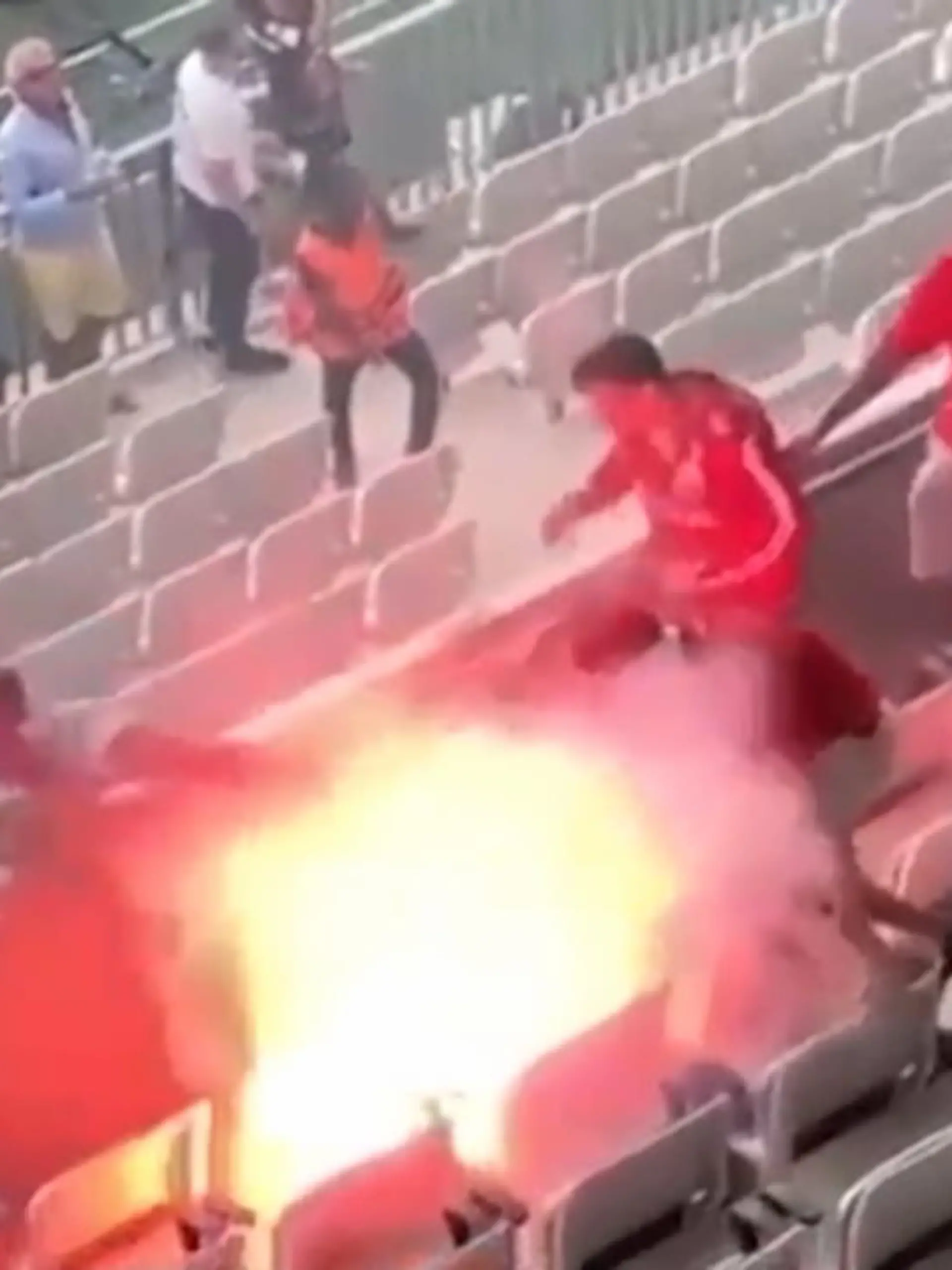 Im September vergangenen Jahres kommt es zu extremer Gewalt im Stadion von Nizza. Vor dem Conference-League-Spiel am 8. September 2022 in der südfranzösischen Stadt war es zu schweren Ausschreitungen zwischen Chaoten des 1. FC Köln und des OGC Nizza gekommen. Heute war der erste Prozess gegen einen Randalierer vor dem Amtsgericht Bergisch Gladbach.