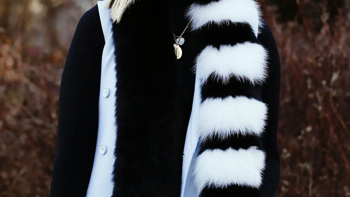 German Princess Elisabeth Von Thurn Und Taxis poses during the photocall before the Christian Dior show during the 2016 spring/summer Haute Couture collection fashion presentation on January 25, 2016 in Paris.  AFP PHOTO / PATRICK KOVARIK / AFP / PATRICK KOVARIK        (Photo credit should read PATRICK KOVARIK/AFP/Getty Images)