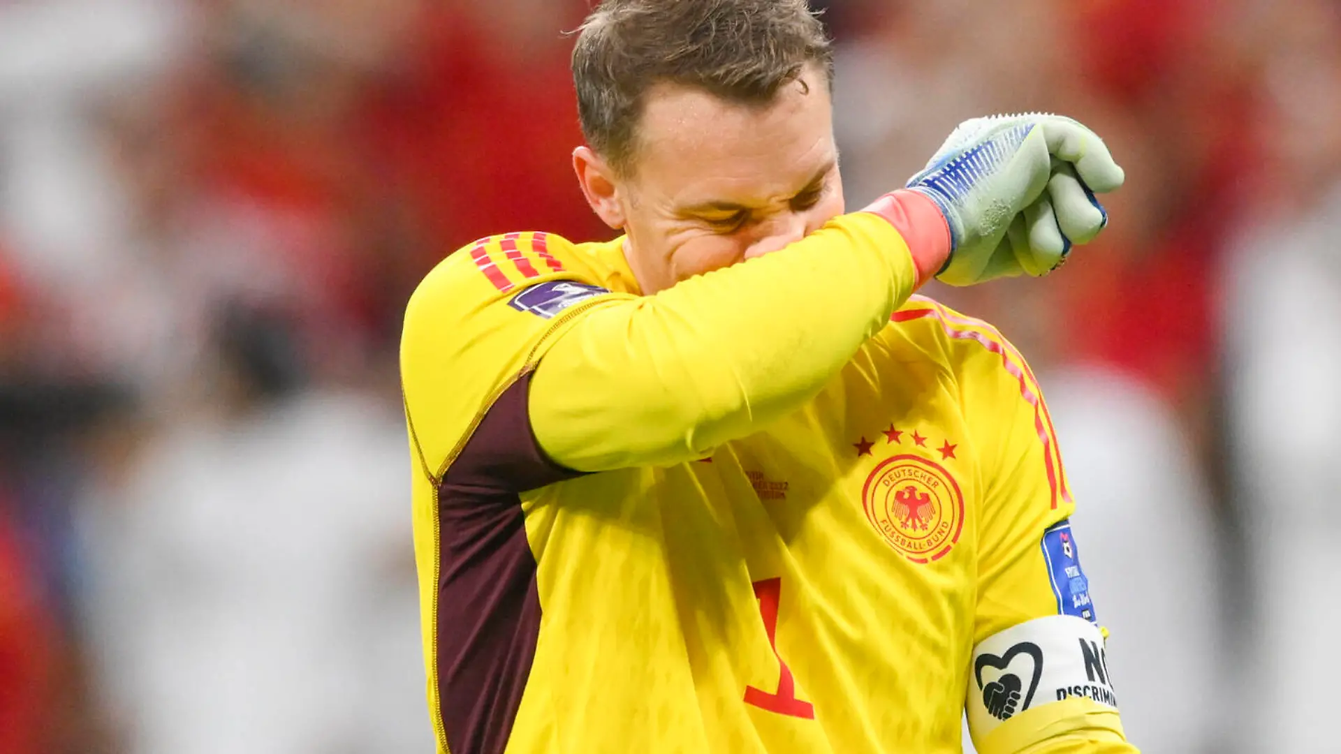 FUSSBALL WM 2022 VORRUNDE GRUPPE E 26.11.2022 Spanien - Deutschland 10.12.2022 Archivbild Torwart Manuel Neuer FC Bayern Muenchen verletzt sich schwer beim Skifahren nach dem WM aus *** FOOTBALL WORLD CUP 2022 PRE-ROUND GROUP E 26 11 2022 Spain Germany 10 12 2022 archive photo Goalkeeper Manuel Neuer FC Bayern Muenchen injured badly while skiing after the World Cup off