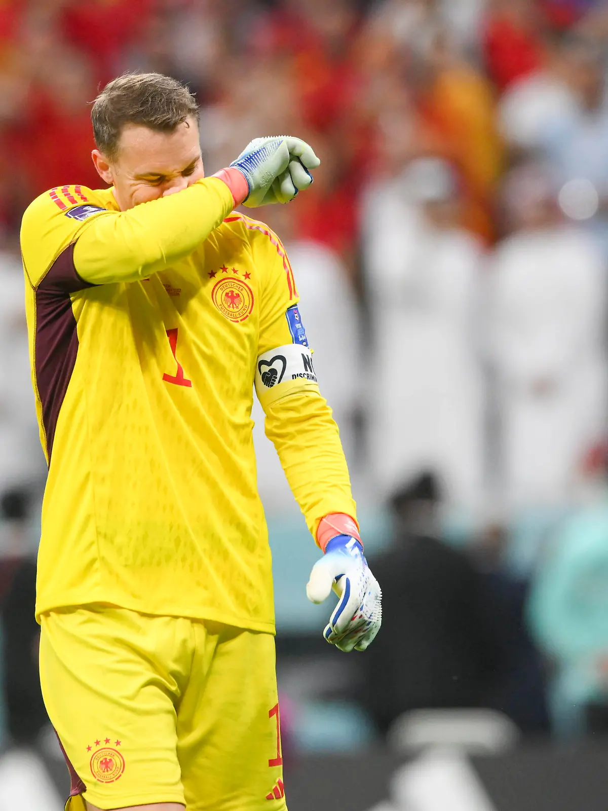 FUSSBALL WM 2022 VORRUNDE GRUPPE E 26.11.2022 Spanien - Deutschland 10.12.2022 Archivbild Torwart Manuel Neuer FC Bayern Muenchen verletzt sich schwer beim Skifahren nach dem WM aus *** FOOTBALL WORLD CUP 2022 PRE-ROUND GROUP E 26 11 2022 Spain Germany 10 12 2022 archive photo Goalkeeper Manuel Neuer FC Bayern Muenchen injured badly while skiing after the World Cup off 