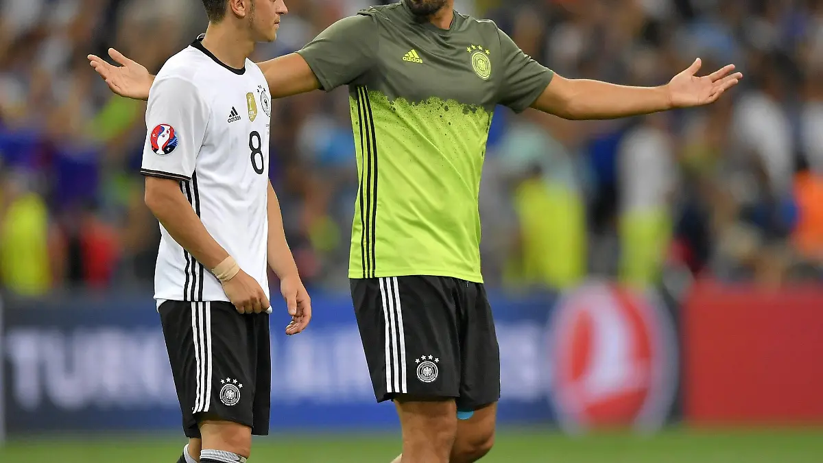 07.07.2016, Fussball EM-2016 Frankreich, Halbfinale, Deutschland - Frankreich, im Stade de Velodrom in Marseille. v.l. Mesut Özil (Deutschland) und Sami Khedira (Deutschland) spenden sich nach dem Spiel Trost. PUBLICATIONxNOTxINxSUI
07 07 2016 Football euro 2016 France Semi-finals Germany France in Stade de Velodrome in Marseille v l Mesut Özil Germany and Sami Khedira Germany donations to After the Game Consolation PUBLICATIONxNOTxINxSUI