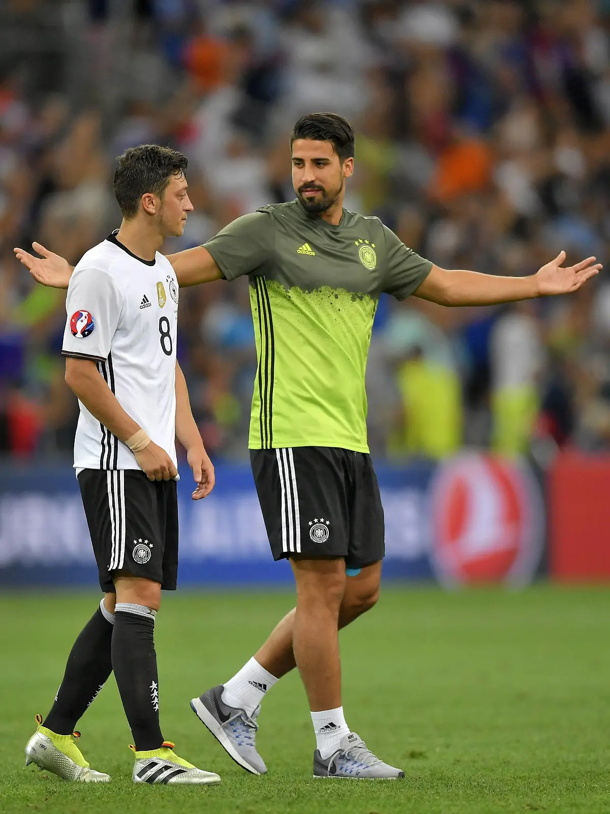 07.07.2016, Fussball EM-2016 Frankreich, Halbfinale, Deutschland - Frankreich, im Stade de Velodrom in Marseille. v.l. Mesut Özil (Deutschland) und Sami Khedira (Deutschland) spenden sich nach dem Spiel Trost. PUBLICATIONxNOTxINxSUI

07 07 2016 Football euro 2016 France Semi-finals Germany France in Stade de Velodrome in Marseille v l Mesut Özil Germany and Sami Khedira Germany donations to After the Game Consolation PUBLICATIONxNOTxINxSUI  