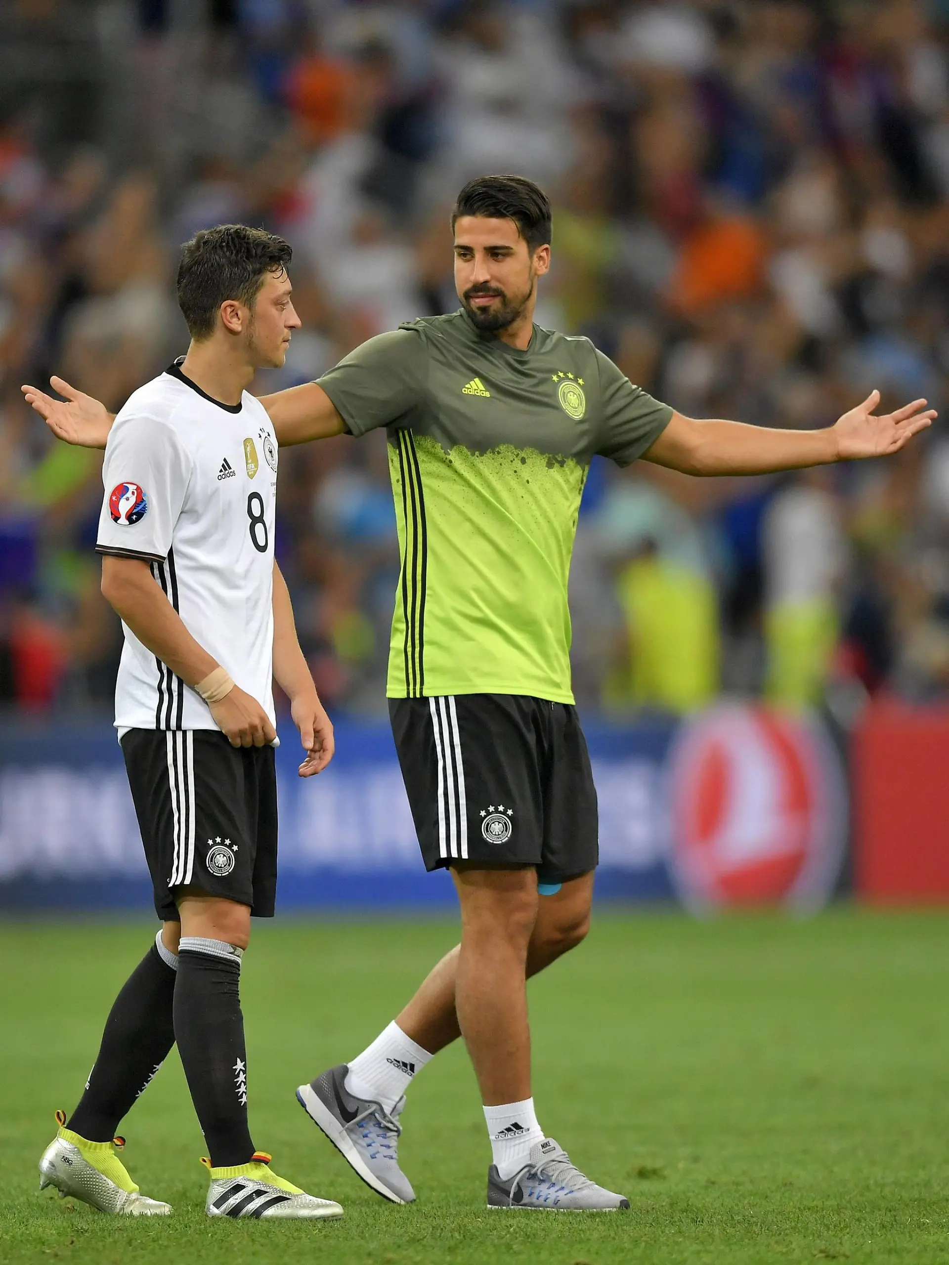 07.07.2016, Fussball EM-2016 Frankreich, Halbfinale, Deutschland - Frankreich, im Stade de Velodrom in Marseille. v.l. Mesut Özil (Deutschland) und Sami Khedira (Deutschland) spenden sich nach dem Spiel Trost. PUBLICATIONxNOTxINxSUI

07 07 2016 Football euro 2016 France Semi-finals Germany France in Stade de Velodrome in Marseille v l Mesut Özil Germany and Sami Khedira Germany donations to After the Game Consolation PUBLICATIONxNOTxINxSUI  
