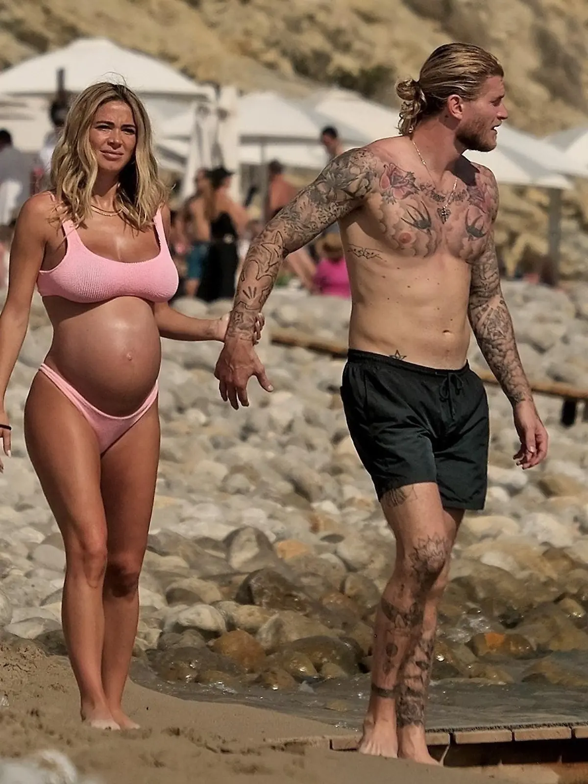 BGUK_2677985 - IBIZA, SPAIN - The Italian sports presenter Diletta Leotta showcases her ever-growing baby bump spotted out on the beaches of Ibiza with her beau, the Newcastle goalkeeper Loris Karius.
Pictured: Loris Karius, Diletta Leotta
BACKGRID UK 2 JULY 2023 


