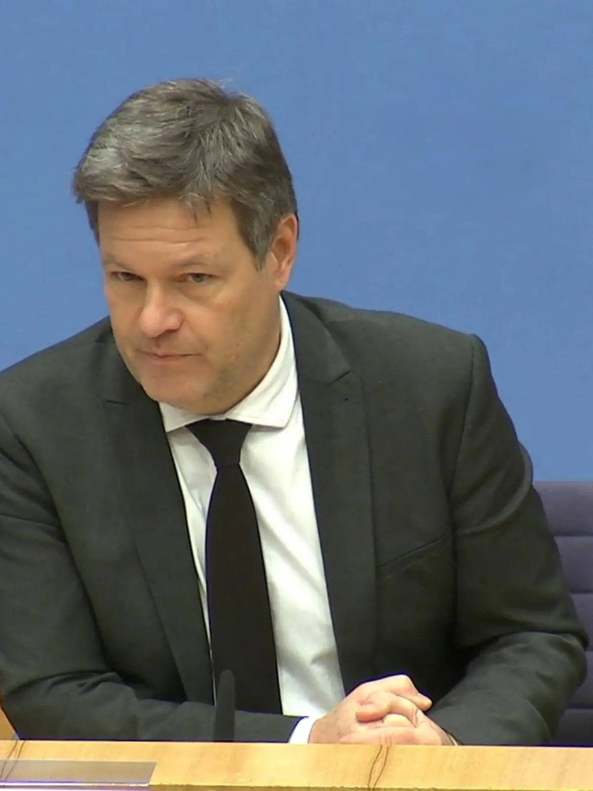 "Es ist diesem Land gelungen, eine schlimme Wirtschaftskrise abzuwehren", machte Robert Habeck jetzt in Berlin deutlich. Der Bundeswirtschaftsminister rechnet auch dieses Jahr mit viel Gegenwind. Überall lauerten Risiken, sagte der Grünen-Politiker am Mittwoch
in Berlin. Die Situation bleibe volatil. Es gebe eine Zurückhaltung bei bestimmten Investitionen, etwa in der Baubranche. Habeck ergänzte, eine schwere Wirtschaftskrise sei trotz Energieengpässen und der hohen Inflation aber abgewendet worden. "Wir gehen jetzt davon aus, dass die Rezession kürzer und milder ist, wenn sie denn stattfindet überhaupt."