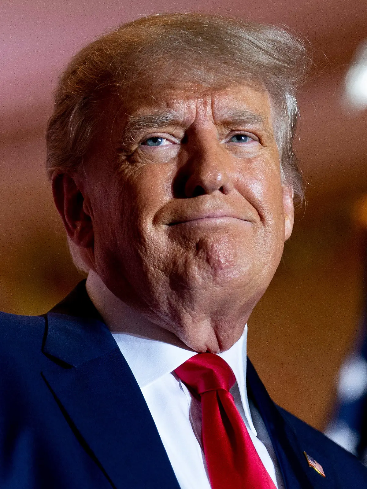 ARCHIV - 15.11.2022, USA, Palm Beach: Donald Trump, ehemaliger US-Präsident, spricht in seinem Anwesen Mar-a-Lago.  (zu dpa: «Kongressausschuss zieht Vorladung gegen Ex-Präsident Trump zurück») Foto: Andrew Harnik/AP/dpa +++ dpa-Bildfunk +++