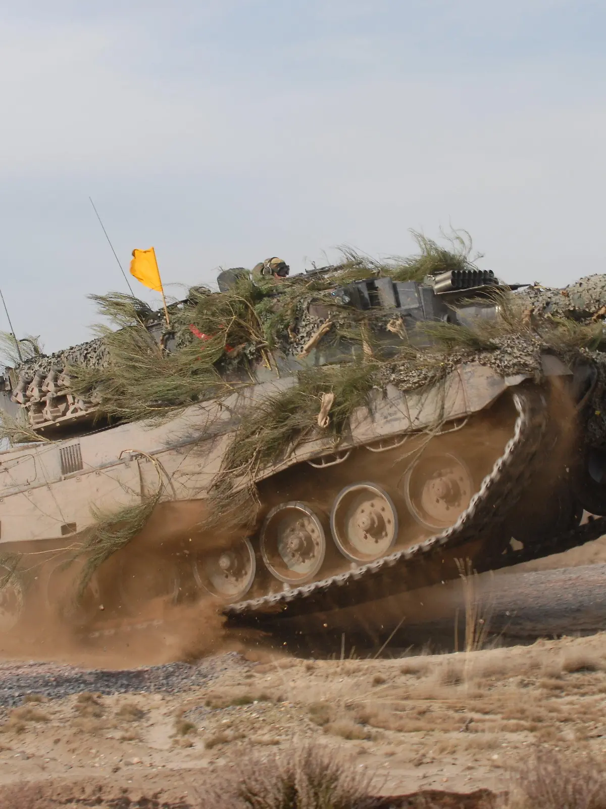 HANDOUT - 31.03.2008, ---: Undatiertes Handout des Rüstungskonzerns Krauss-Maffei Wegmann zeigt einen Kampfpanzer Leopard 2A4. Die Bundeswehr verfügte im vergangenen Jahr über 312 Leopard-2-Panzer, darunter aber kein einziges Modell der älteren Version Leopard 2A4, die nun für die Ukraine in den Blick genommen wird. (zu dpa "Kampfpanzer-Debatte: Blicke sind auf Deutschland gerichtet") Foto: -/Krauss-Maffei Wegmann/dpa - ACHTUNG: Nur zur redaktionellen Verwendung im Zusammenhang mit der aktuellen Berichterstattung und nur mit vollständiger Nennung des vorstehenden Credits +++ dpa-Bildfunk +++