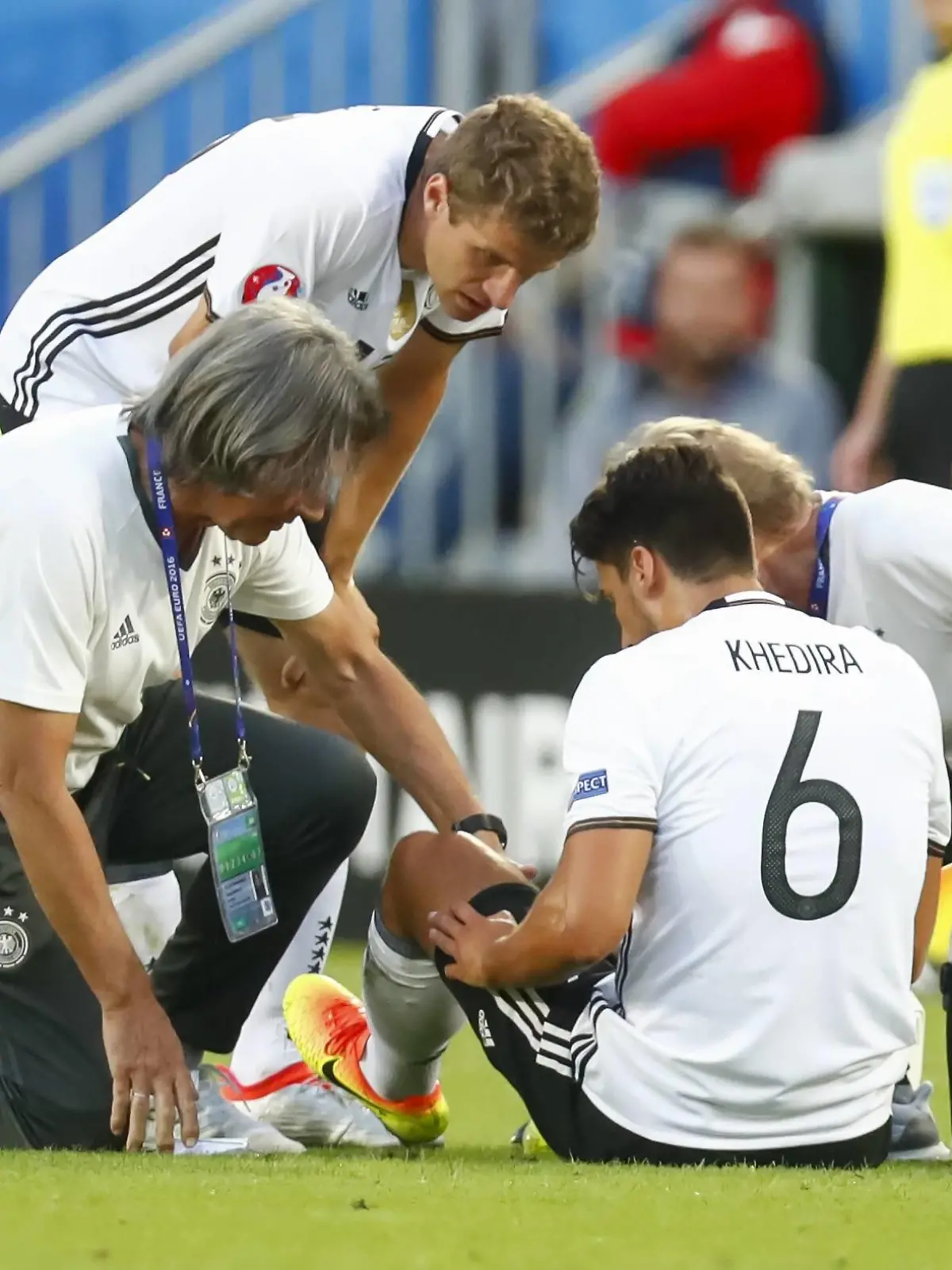 Sami KHEDIRA, DFB 6 Verletzung, Dr. Hans-Wilhelm Müller-Wohlfahrt, DFB Mannschaftsarzt, Verstauchung, Zerrung, Tape, Verband, Tapeverband, Wunde, Verletzung, Eis, Druckverband, Kompression, Kompressionsverband GERMANY - ITALY 6-5 n.P. Quarterfinal ,Football European Championships EURO at 02 nd of July, 2016 in Bordeaux, France. Fussball, Nationalteam, Italien Deutschland, Viertelfinale

Sami Khedira DFB 6 Injury Dr Hans Wilhelm Mueller Welfare DFB Team doctor Sprain Zerrung Tape Association Tape Association Wound Injury Ice Print Association  Compression Compression bandage  Germany Italy 6 5 n P Quarter finals Football European Championships Euro AT 02 ND of July 2016 in Bordeaux France Football National team Italy Germany Quarter-finals  