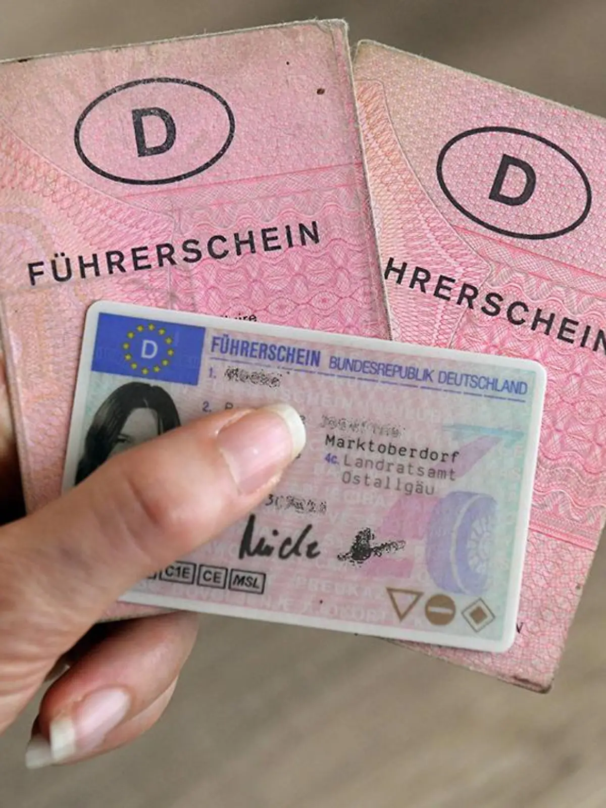 Papier-Führerscheine und Führerschein in Kartenform