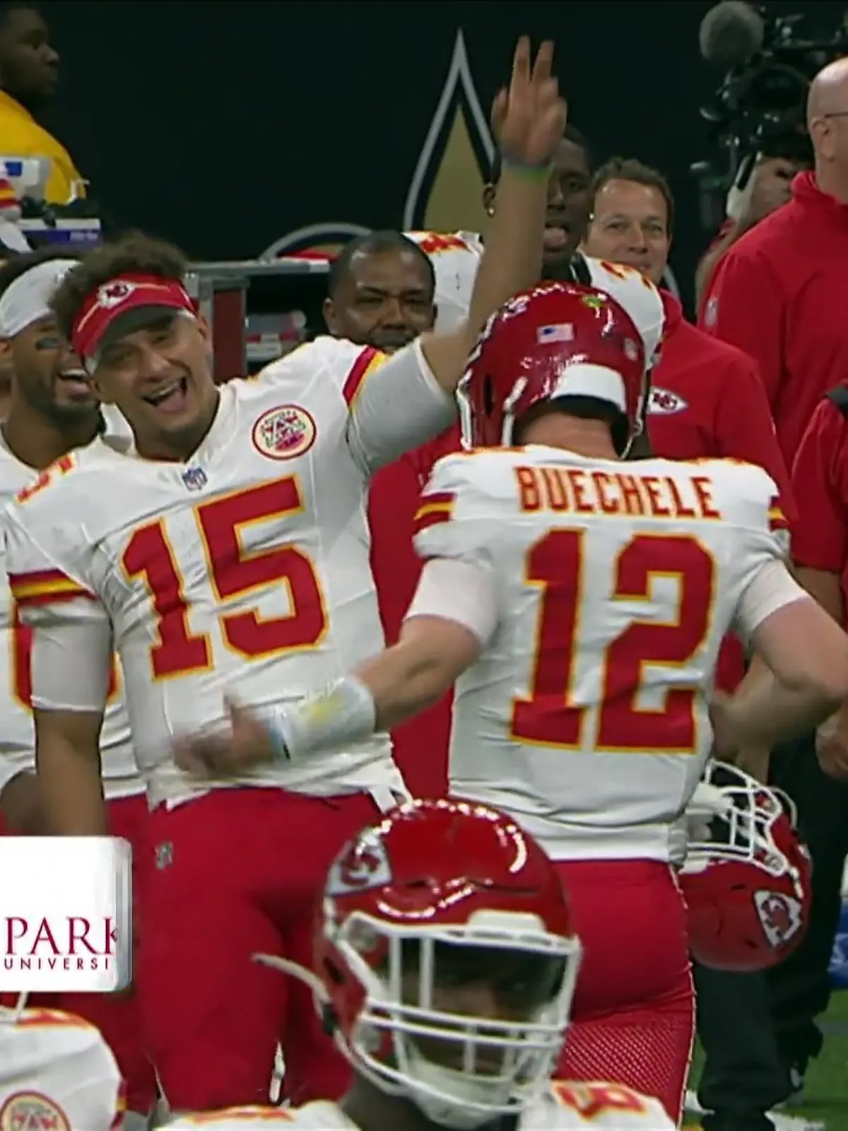 Und da ist die Führung für Kansas City. Buechele setzt zum zweiten Mal ein Ausrufezeichen, weicht in Bedrängnis zwei Tackles aus und feuert dann einen scharfen Pass Richtung Endzone, wo Crawford  im Fallen das Leder sichert. Schönes Ding der beiden!