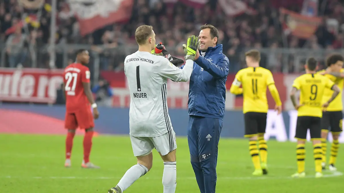  Torwarttrainer Toni Tapalovic FC Bayern Muenchen gratuliert Torwart Manuel Neuer FC Bayern Muenchen 1, FC Bayern Muenchen - Borussia Dortmund, 09.11.2019 DFL REGULATIONS PROHIBIT ANY USE OF PHOTOGRAPHS AS IMAGE SEQUENCES AND/OR QUASI-VIDEO Muenchen Bayern Deutschland *** Goalkeeping coach Toni Tapalovic FC Bayern Muenchen congratulates goalkeeper Manuel Neuer FC Bayern Muenchen 1 , FC Bayern Muenchen Borussia Dortmund, 09 11 2019 DFL REGULATIONS PROHIBIT ANY USE OF PHOTOGRAPHS AS IMAGE SEQUENCES AND OR QUASI VIDEO Muenchen Bayern Germany Copyright: xkolbert-press/BurghardxSchreyerx