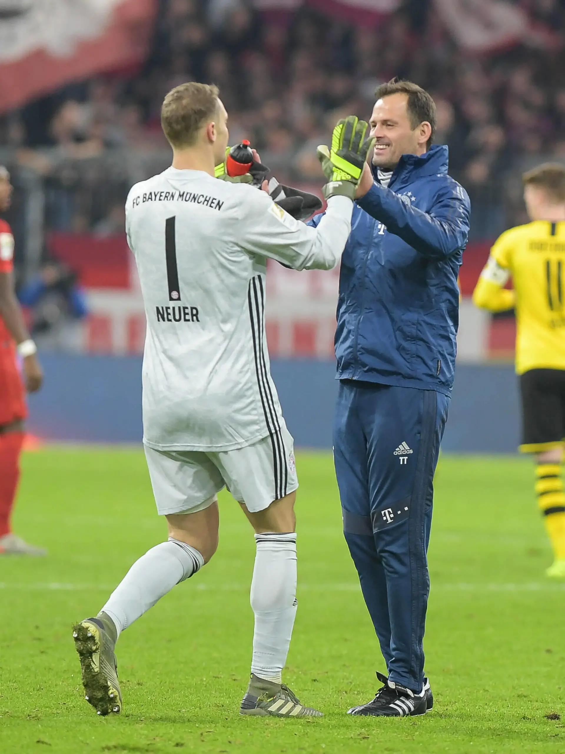  Torwarttrainer Toni Tapalovic FC Bayern Muenchen gratuliert Torwart Manuel Neuer FC Bayern Muenchen 1, FC Bayern Muenchen - Borussia Dortmund, 09.11.2019 DFL REGULATIONS PROHIBIT ANY USE OF PHOTOGRAPHS AS IMAGE SEQUENCES AND/OR QUASI-VIDEO Muenchen Bayern Deutschland *** Goalkeeping coach Toni Tapalovic FC Bayern Muenchen congratulates goalkeeper Manuel Neuer FC Bayern Muenchen 1 , FC Bayern Muenchen Borussia Dortmund, 09 11 2019 DFL REGULATIONS PROHIBIT ANY USE OF PHOTOGRAPHS AS IMAGE SEQUENCES AND OR QUASI VIDEO Muenchen Bayern Germany Copyright: xkolbert-press/BurghardxSchreyerx