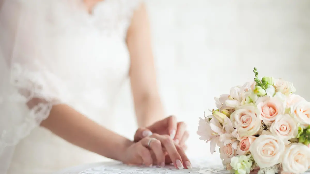 The bride's hands near the bouquet