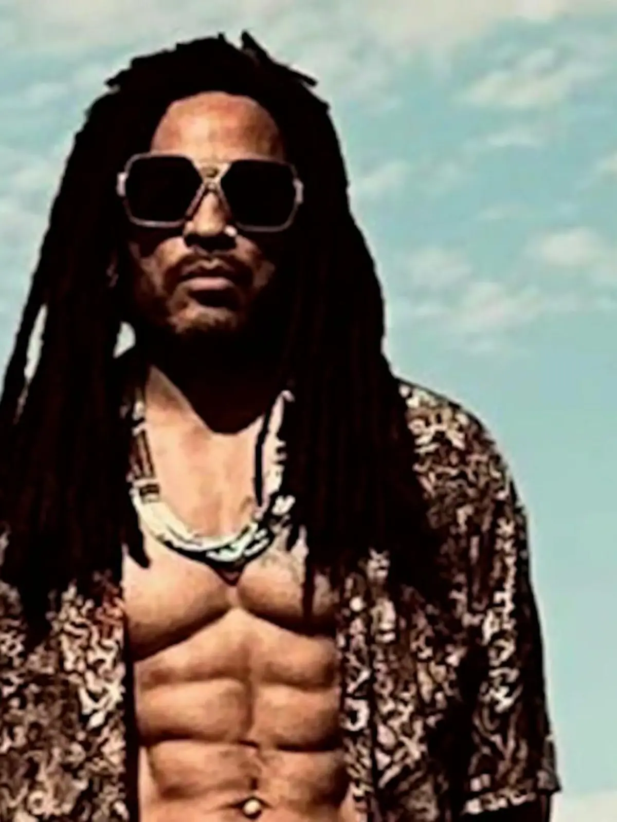 Lenny Kravitz zeigt im aufgeknöpften Hemd seinen Waschbrettbauch.