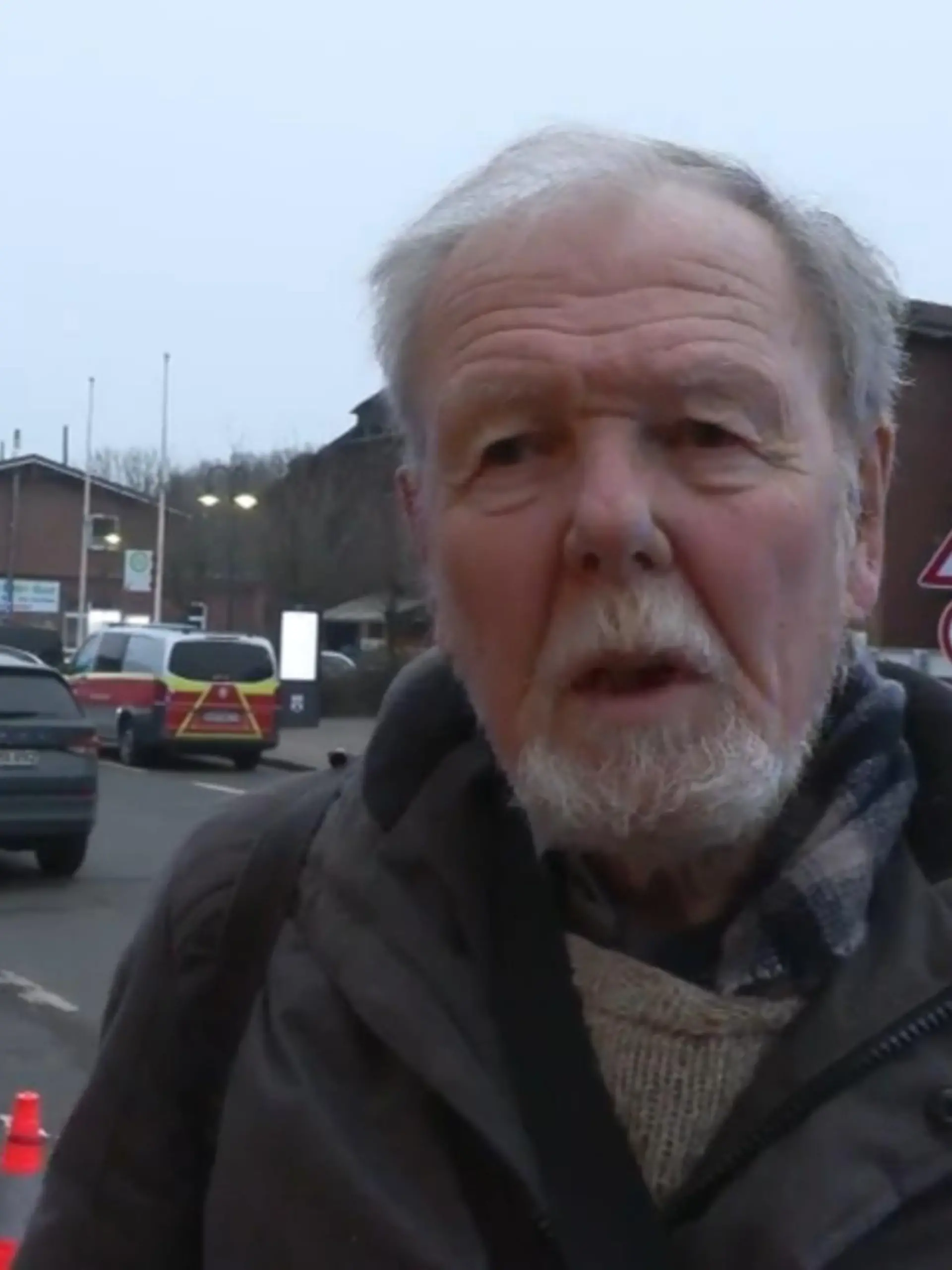 Bei einer Messerattacke in einem Regionalzug von Kiel nach Hamburg sind zwei Menschen getötet und mehrere verletzt worden. Ein Augenzeuge berichtet, wie er den schrecklichen Angriff im Zug erlebt hat.