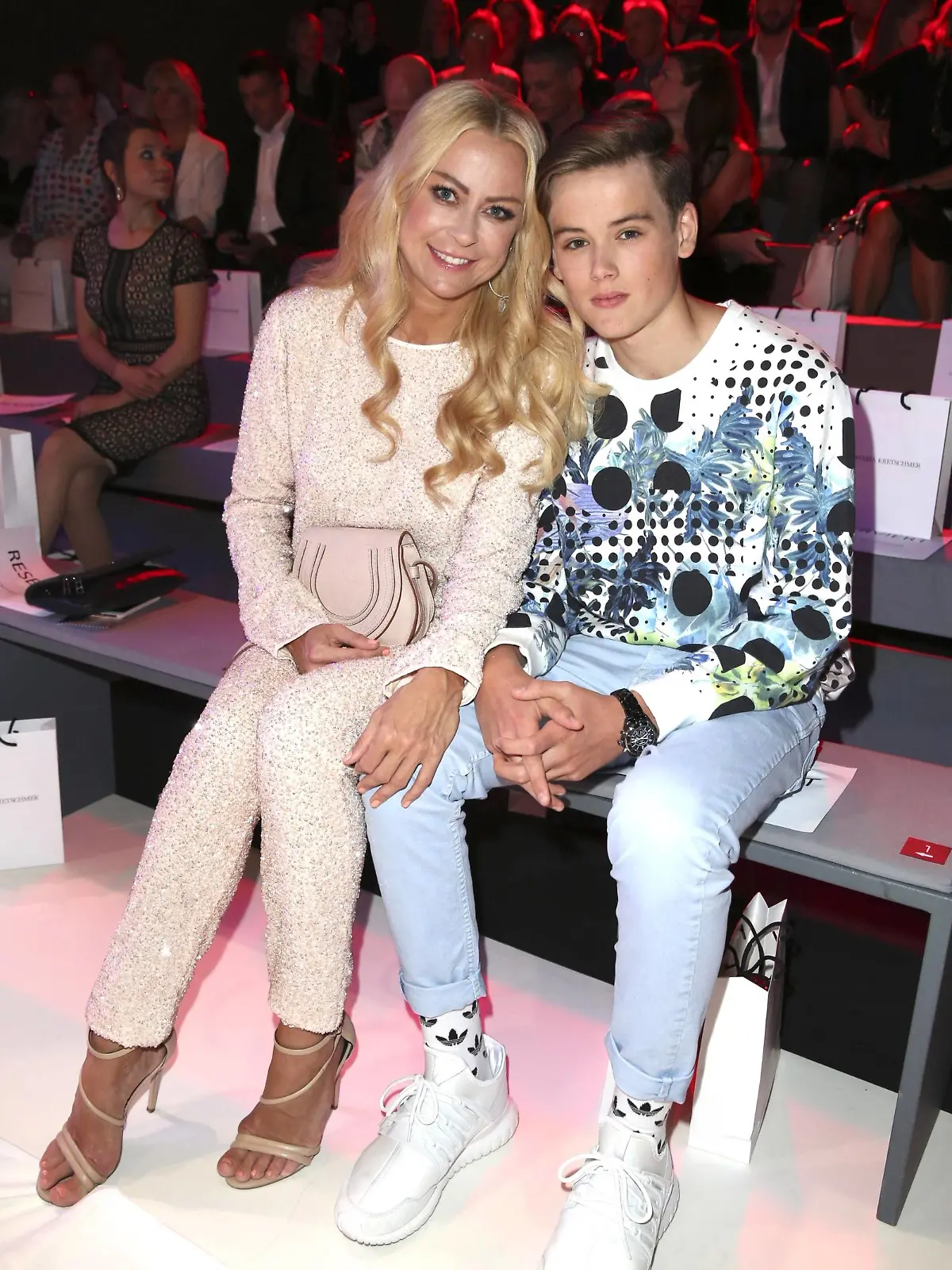Jenny Elvers mit Sohn Paul bei der Guido Maria Kretschmer Fashion Show auf der Mercedes-Benz Fashion Week Berlin Spring/Summer 2017. Berlin, 29.06.2016 Foto:xS.xGabschx/xFuturexImageJenny Elvers with Son Paul at the Guido Mary Kretschmer Fashion Show on the Mercedes Benz Fashion Week Berlin Spring Summer 2017 Berlin 29 06 2016 Photo XS xGabschx xFuturexImage  